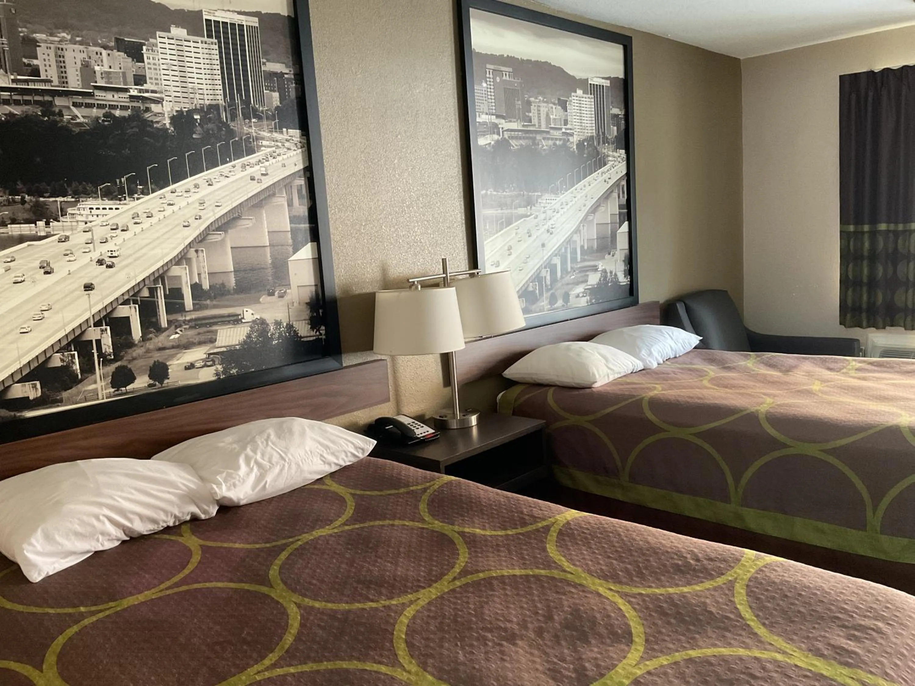 Bedroom, Bed in Super 8 by Wyndham Chattanooga/East Ridge