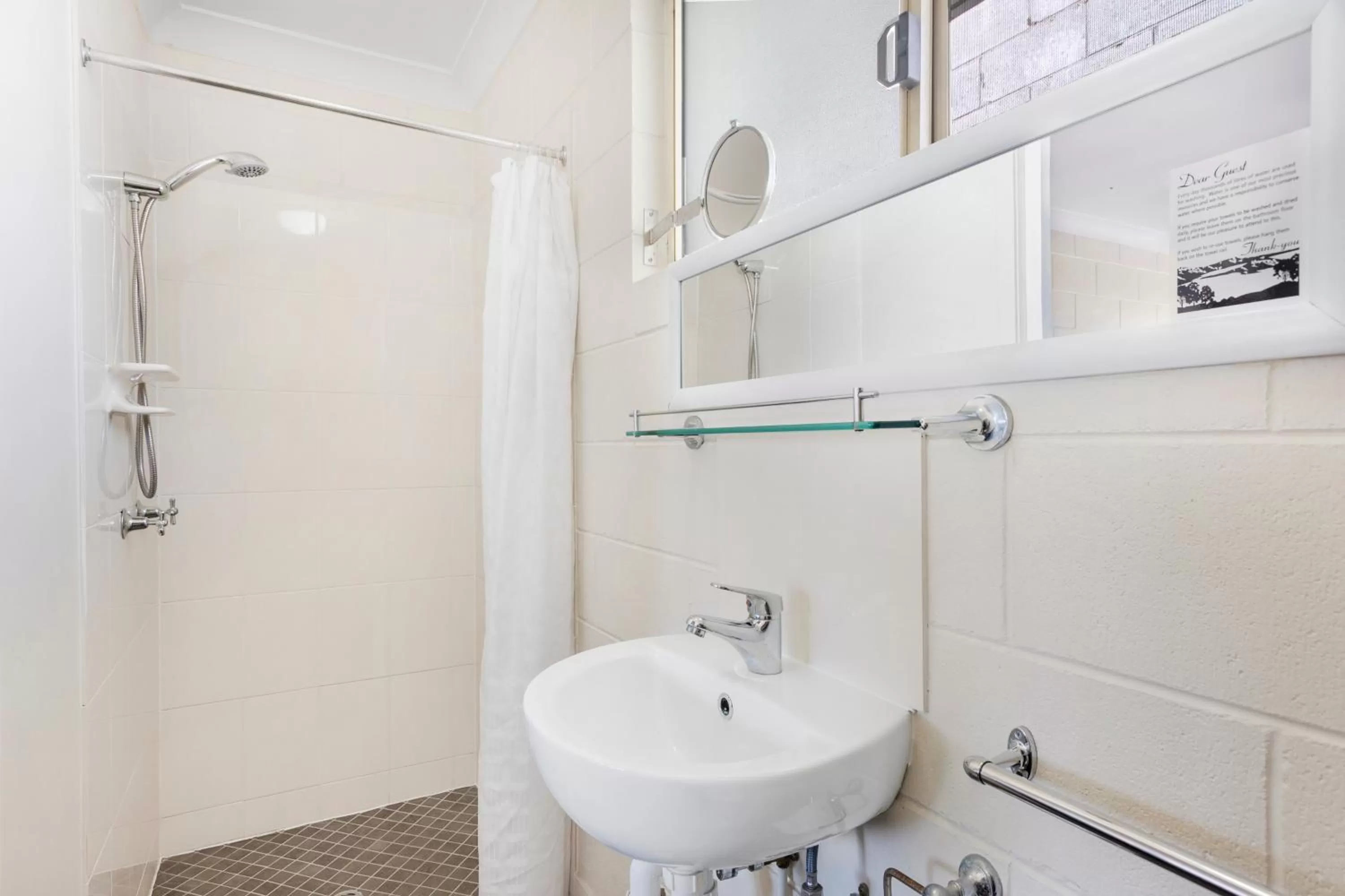 Bathroom in Citywalk Motor Inn