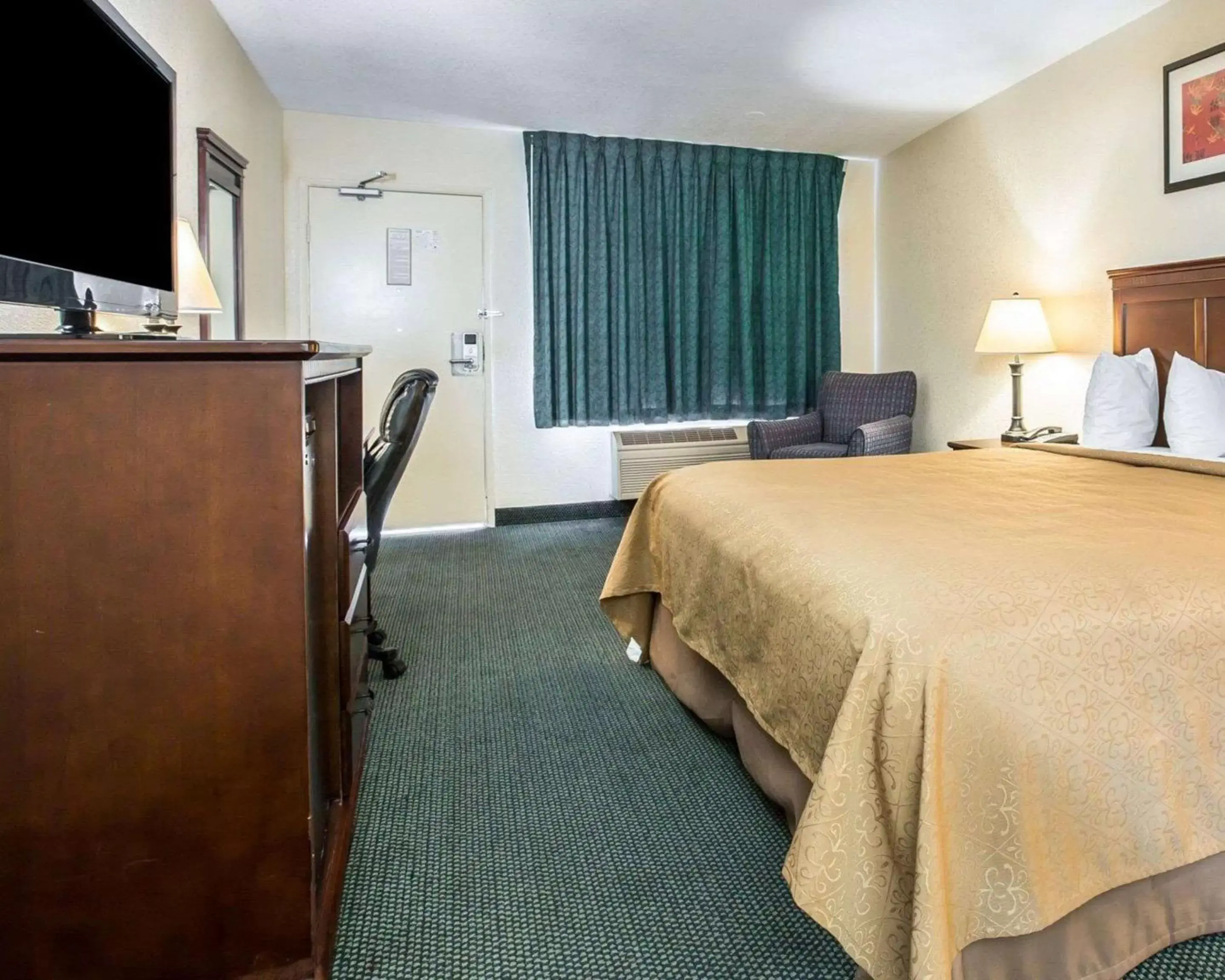 Photo of the whole room, Bed in Quality Inn San Diego I-5 Naval Base