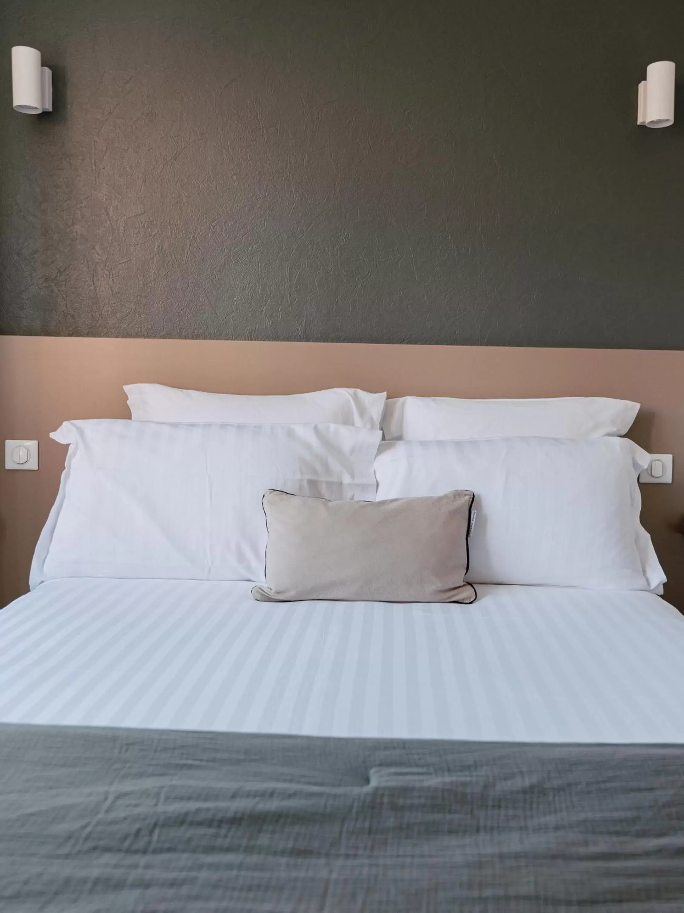 Bed in Mage hôtels - Hôtel la grenette - Brasserie Bonté Divine
