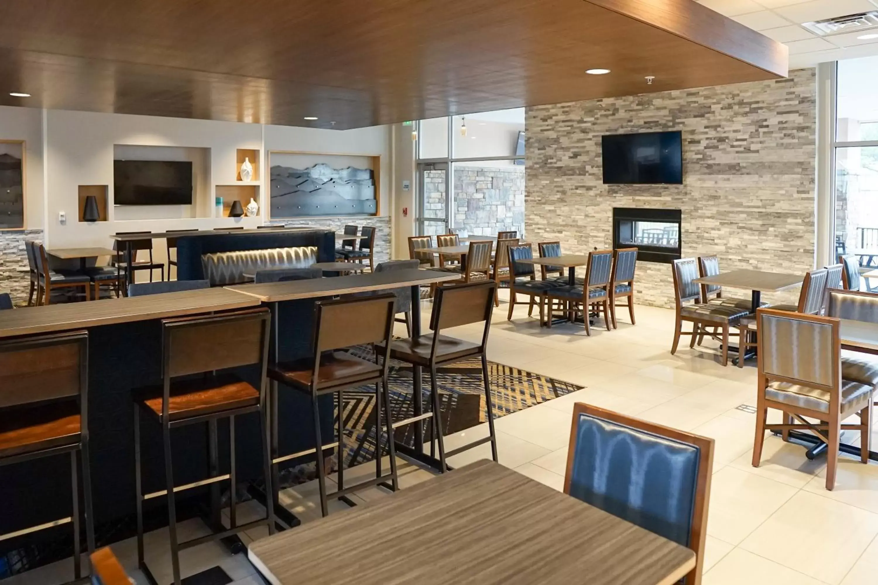 Breakfast, Restaurant/Places to Eat in Holiday Inn Express & Suites - Aurora Medical Campus, an IHG Hotel