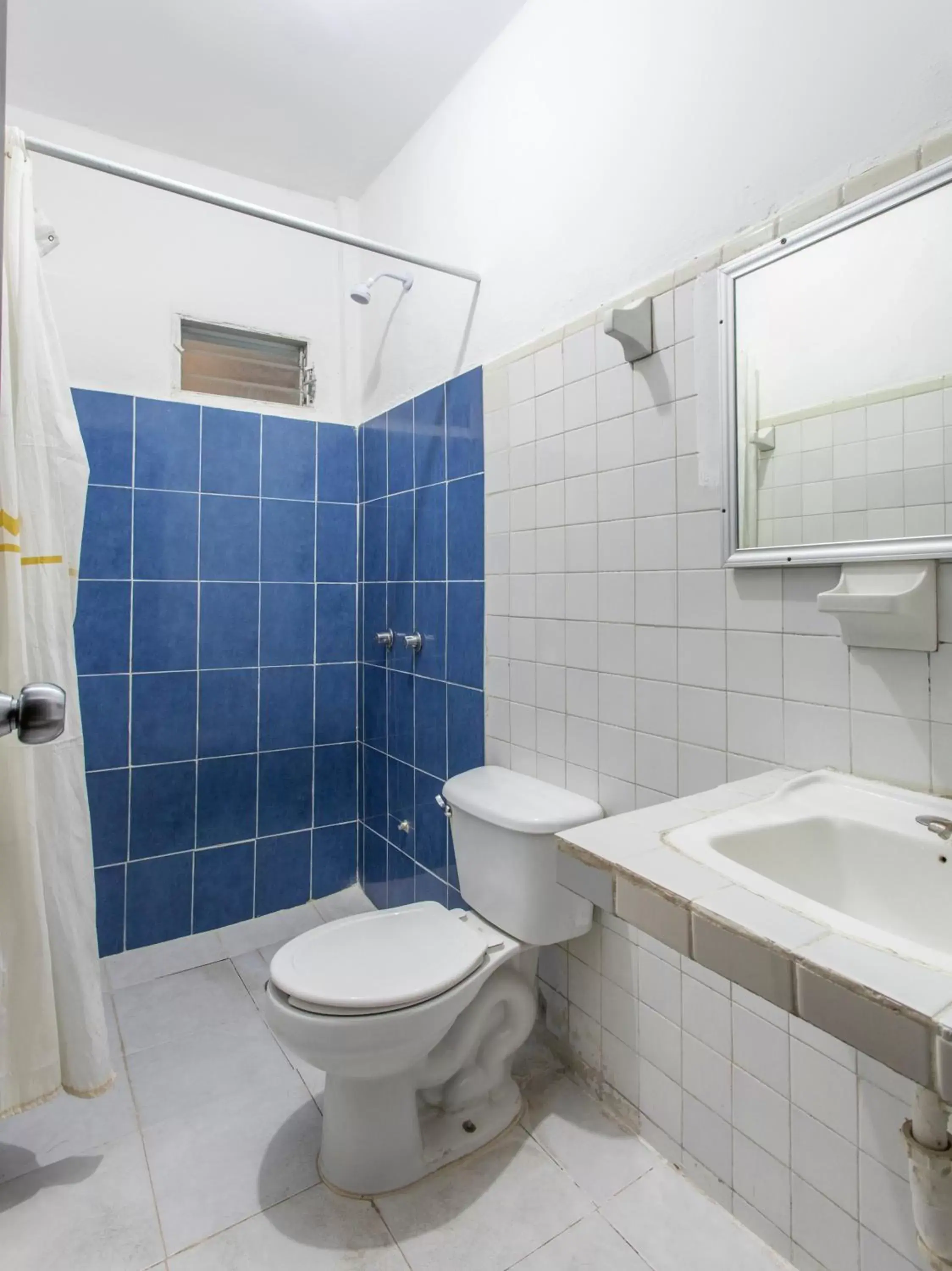 Bathroom in OYO Hotel Cristal,Museum of Mayan culture,Chetumal