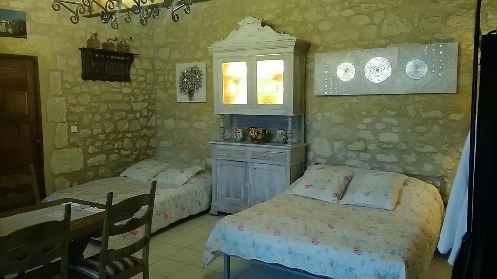 Bedroom in Manoir Le Cristal - Futuroscope a petit prix , grandes chambres familiales 5-6 personnes ,