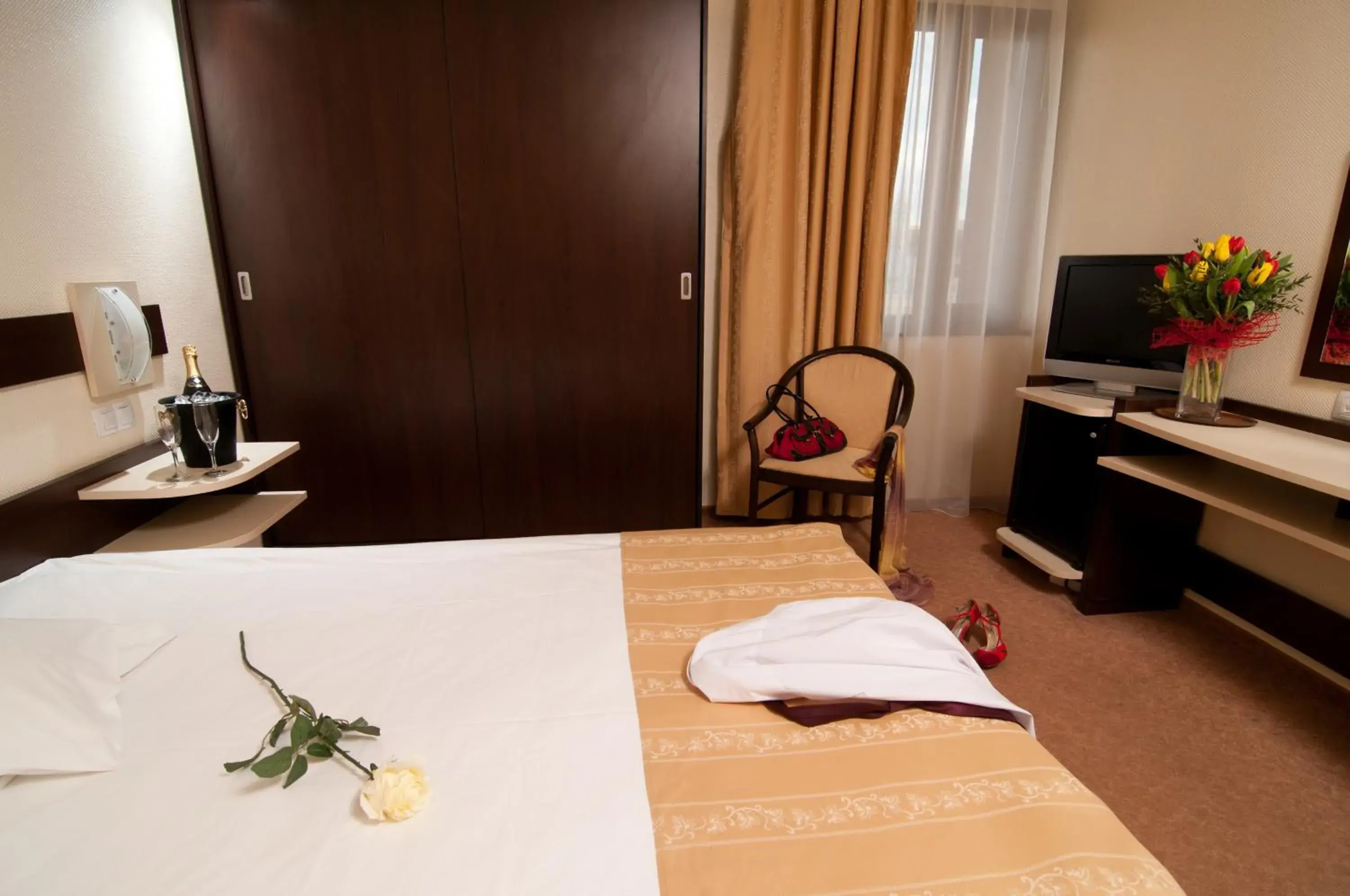 Photo of the whole room, Bed in Hotel Rapsodia City Center