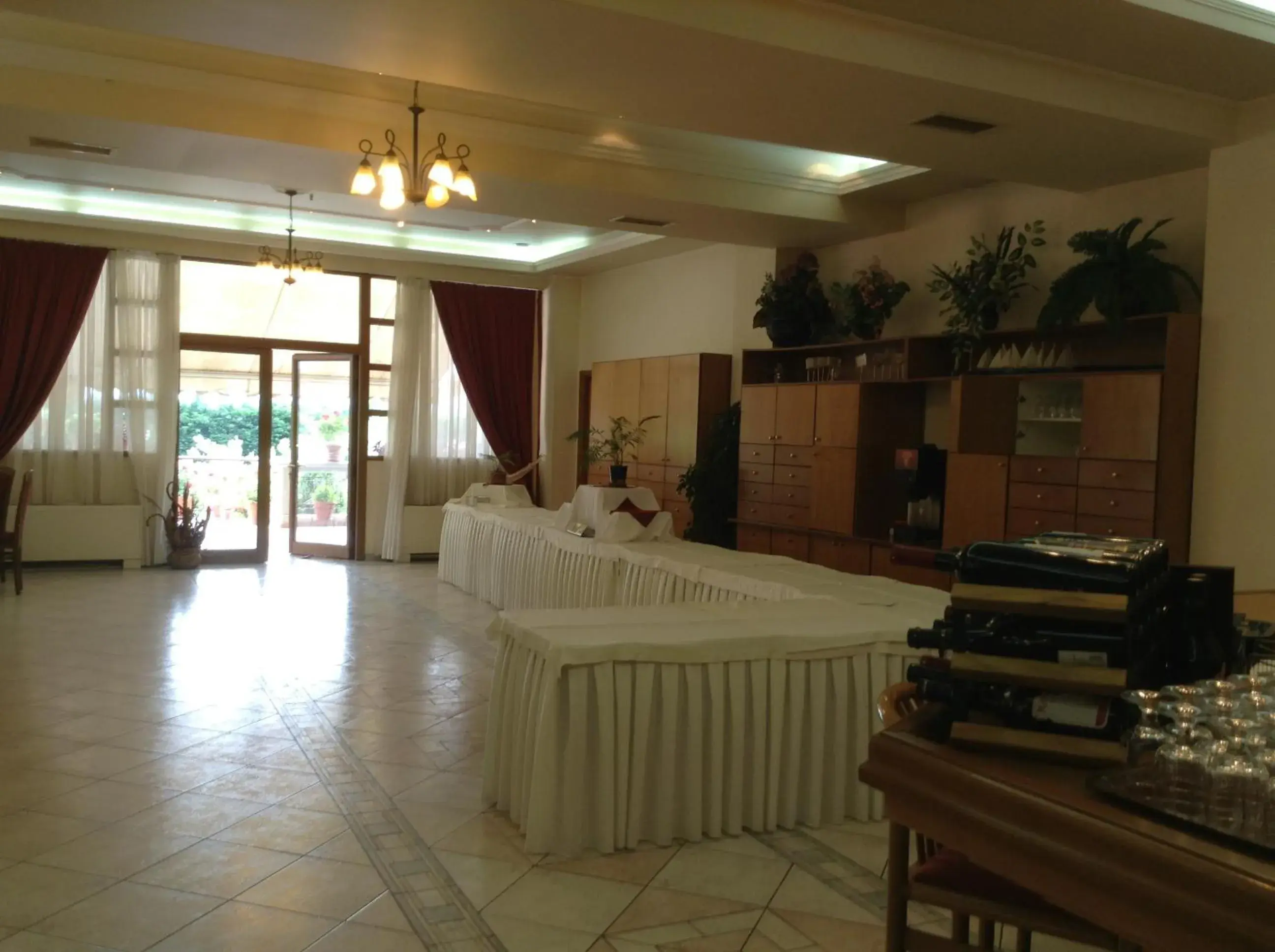 Restaurant/places to eat in Hotel Orfeas