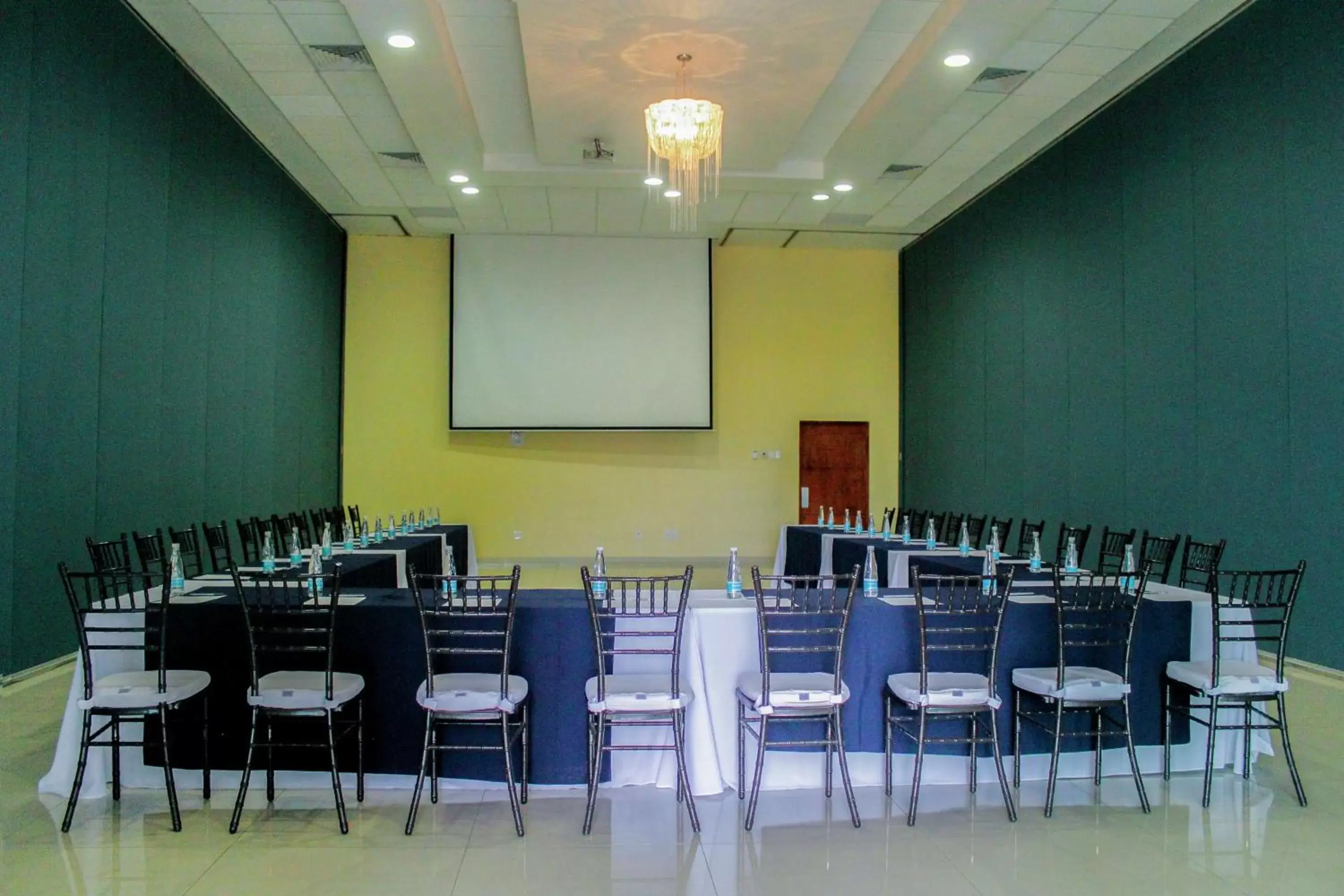 Meeting/conference room in Hampton Inn & Suites by Hilton Aguascalientes Aeropuerto