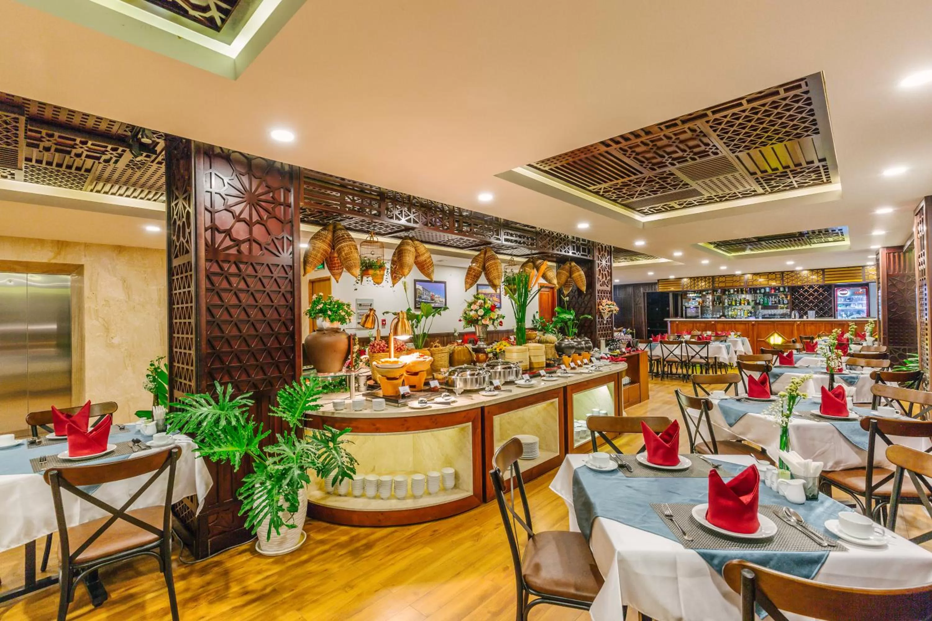 Restaurant/places to eat in Happy Life Grand Hotel & Rooftop Skybar