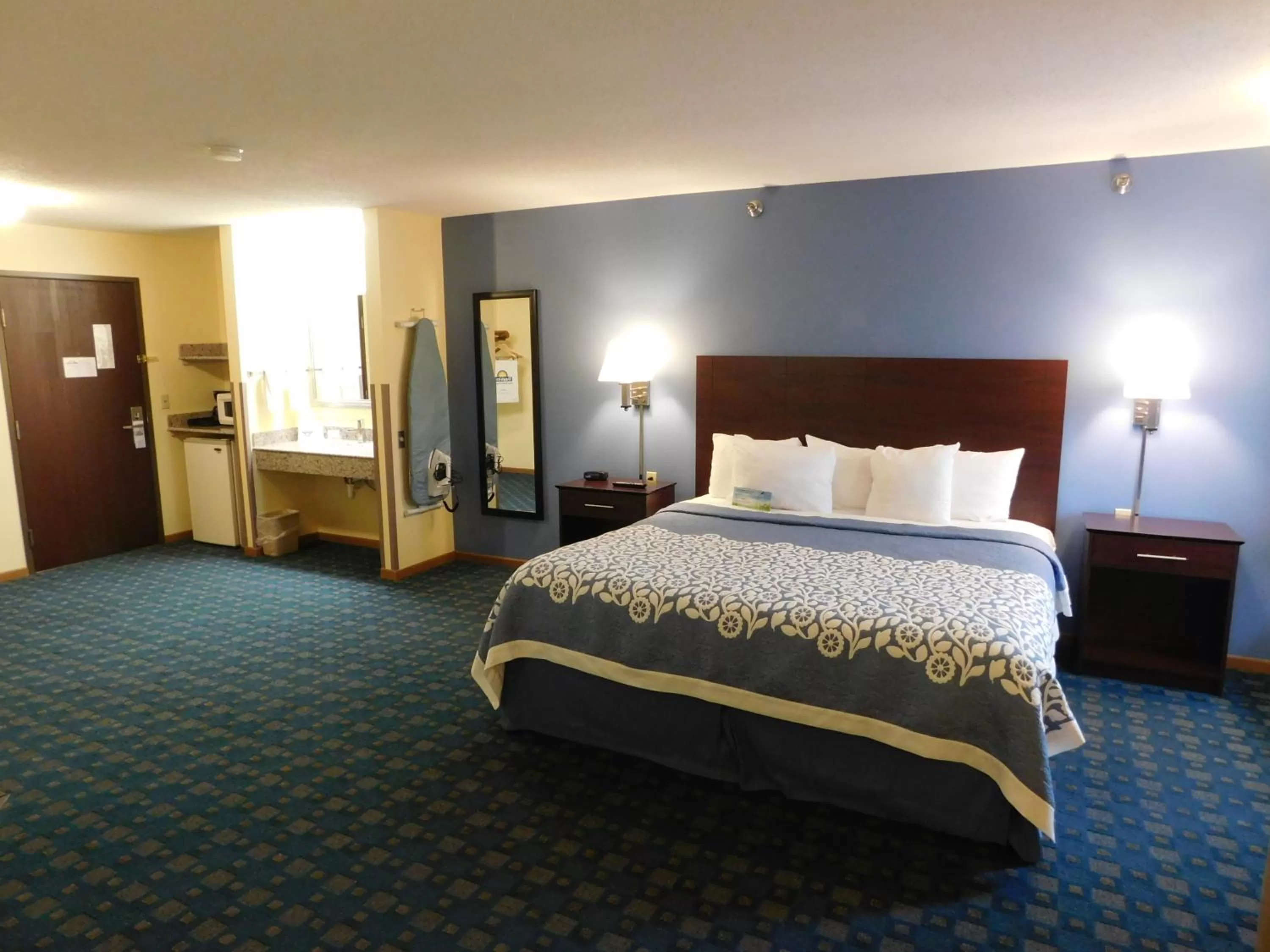 Photo of the whole room, Bed in Days Inn by Wyndham Sioux City