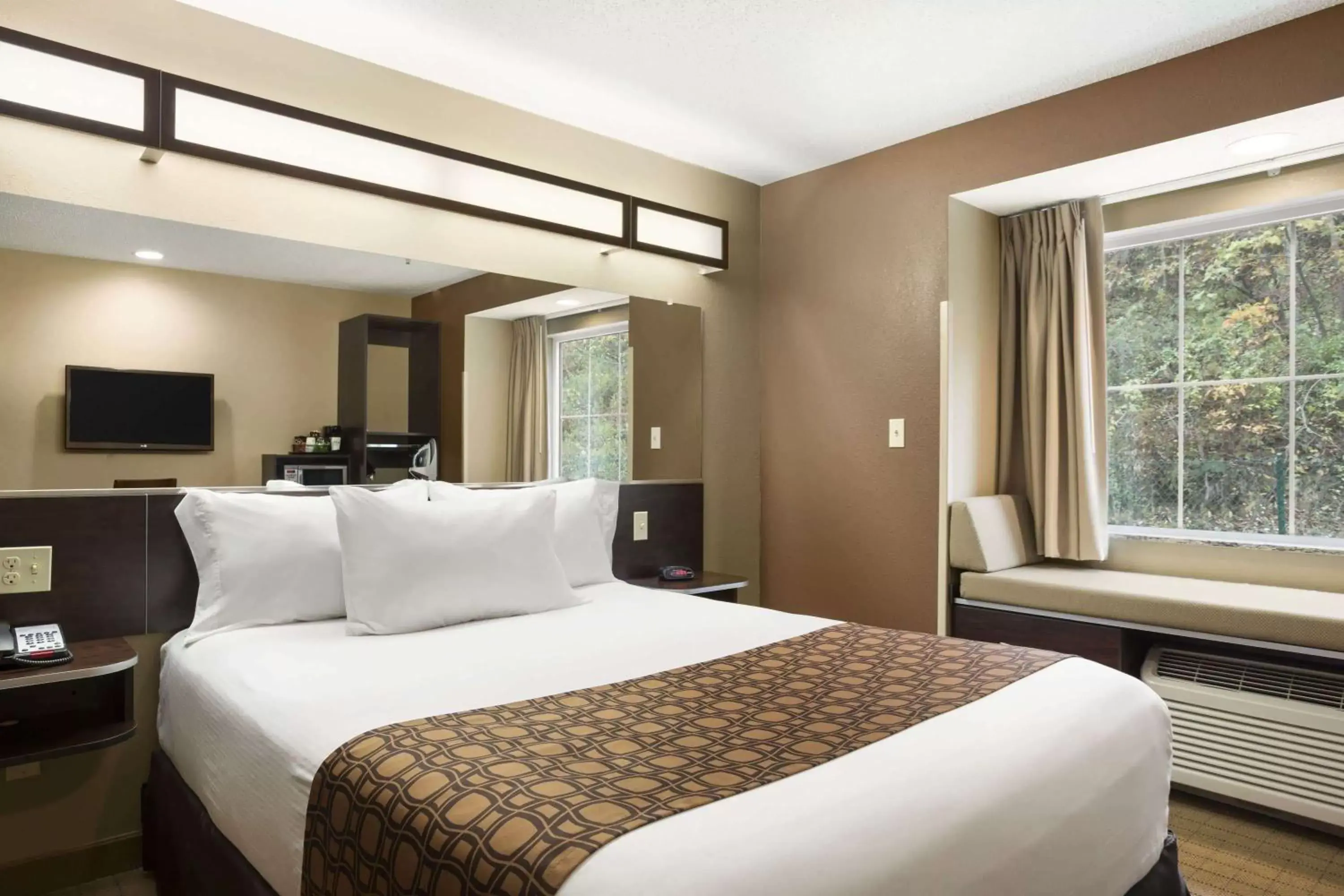 Queen Room - Disability Access- Non-Smoking in Microtel Inn & Suites by Wyndham Cambridge Queen Room - Disability Access- Non-Smoking in Microtel Inn & Suites by Wyndham Cambridge