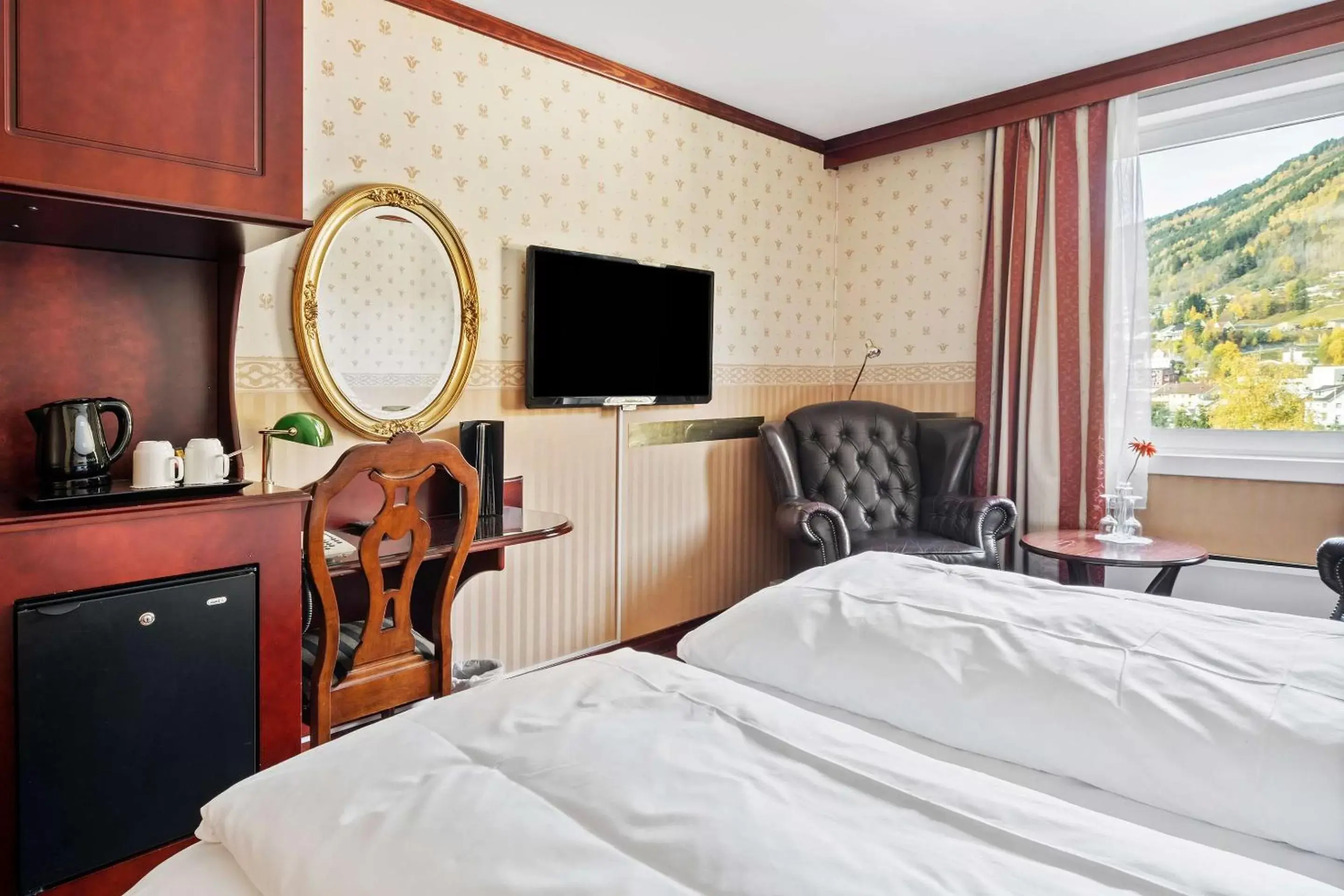 Bedroom, TV/Entertainment Center in Best Western Laegreid Hotell