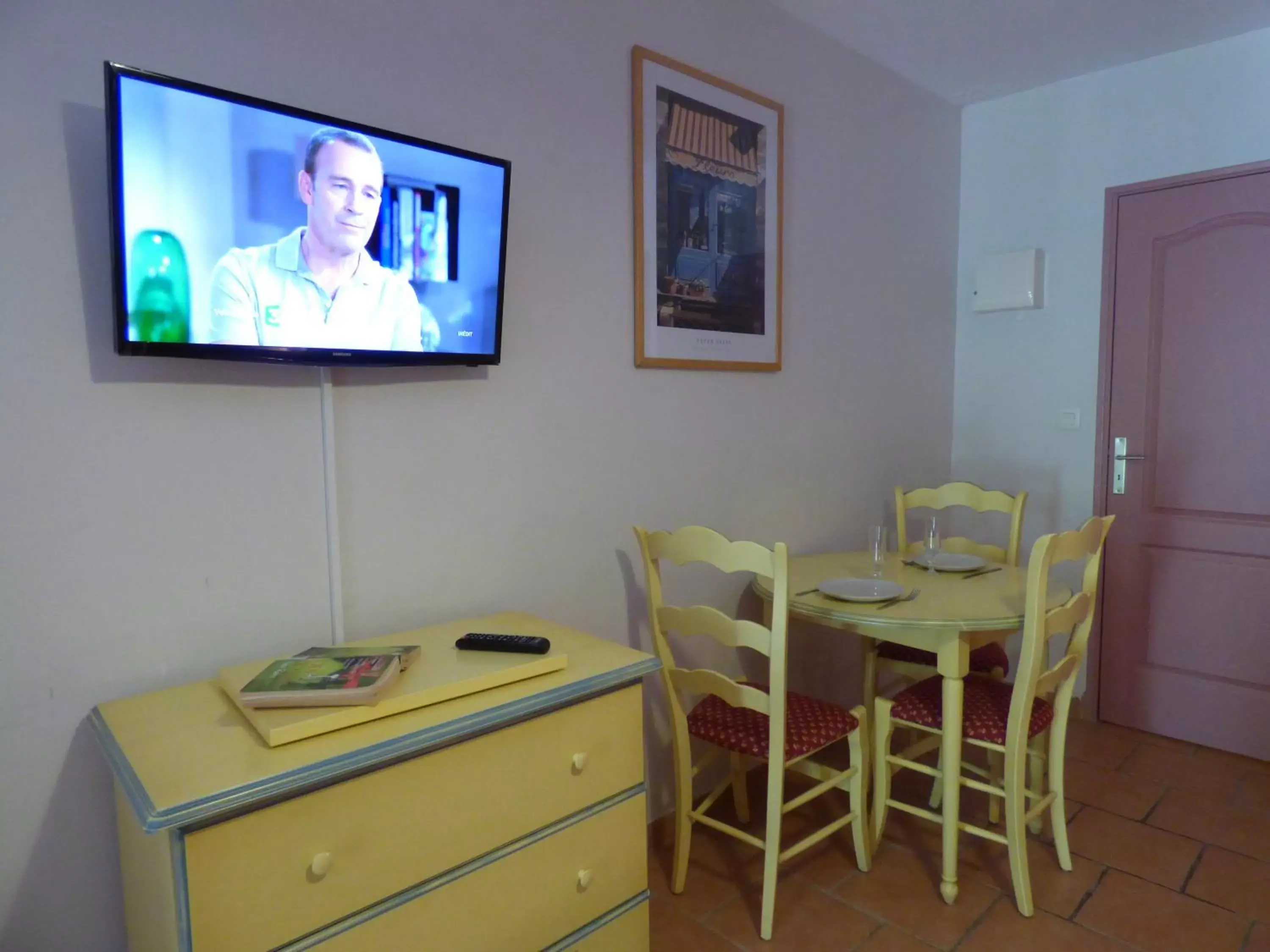 Bedroom, TV/Entertainment Center in Appart'Hotel Festival Sud Aqua - Avignon TGV