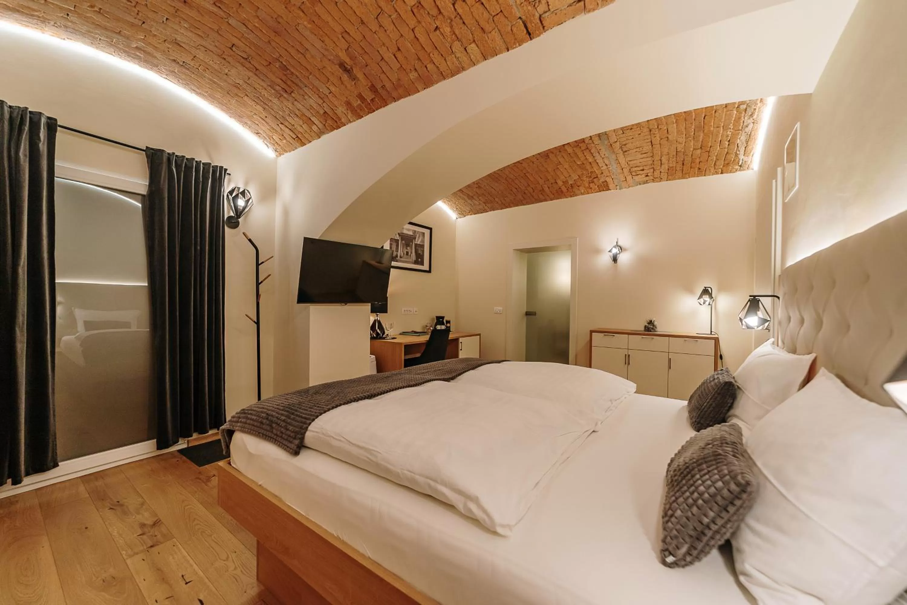 Photo of the whole room, Bed in Operna klet Ljubljana