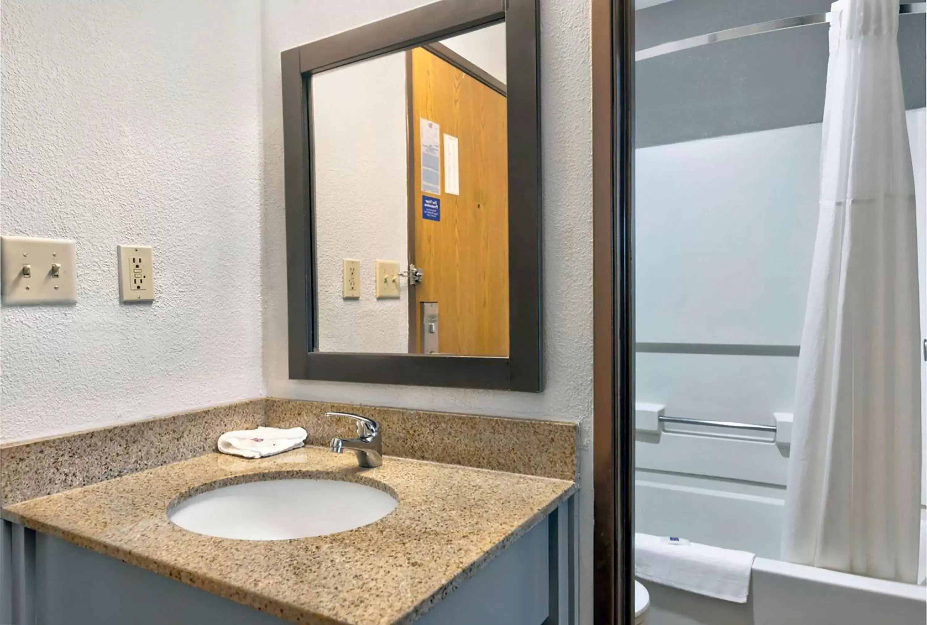 Bedroom, Bathroom in Motel 6-Cedar Rapids, IA - Airport