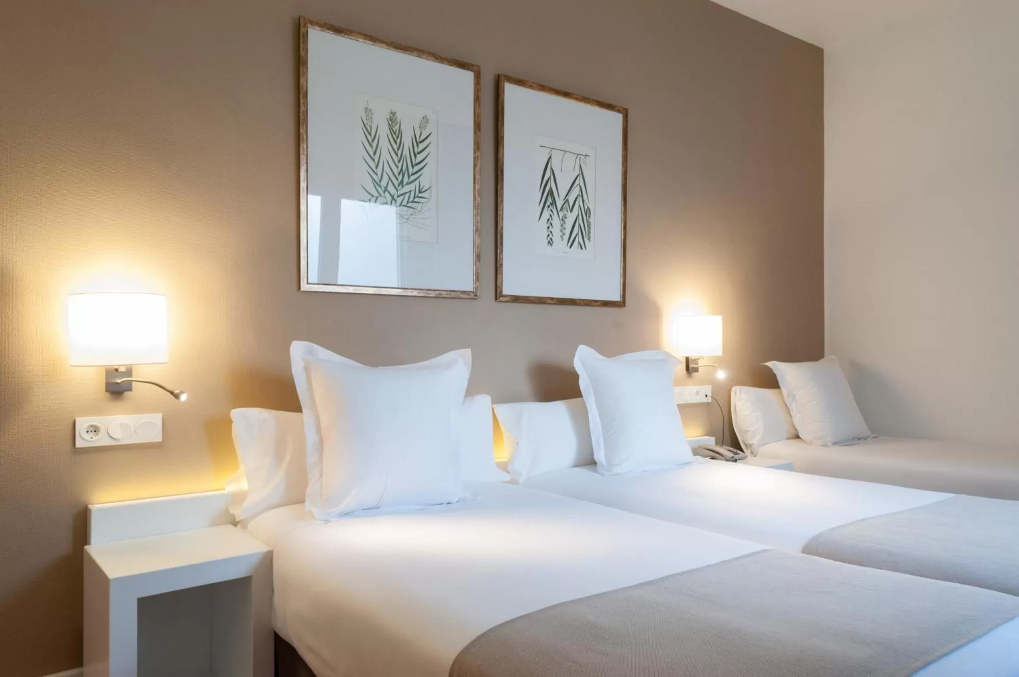 Photo of the whole room, Bed in Hotel Alcázar