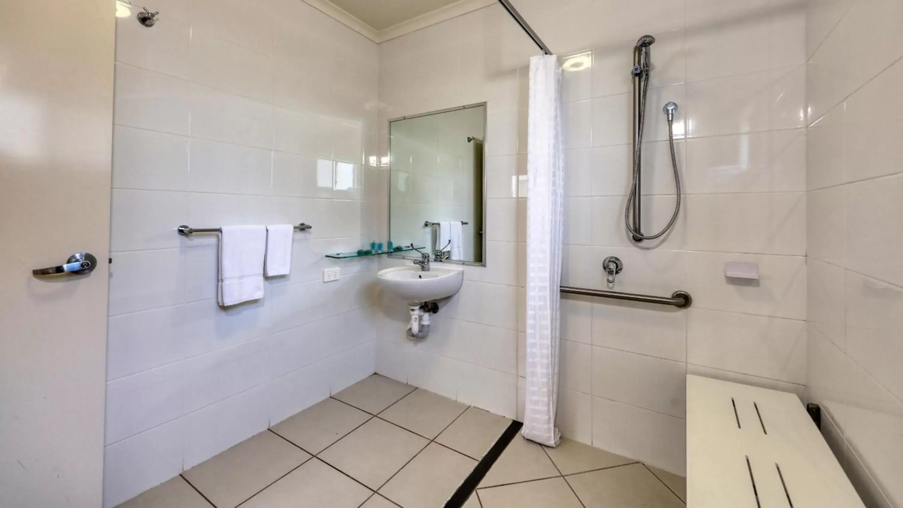 Shower, Bathroom in Chinchilla Motor Inn