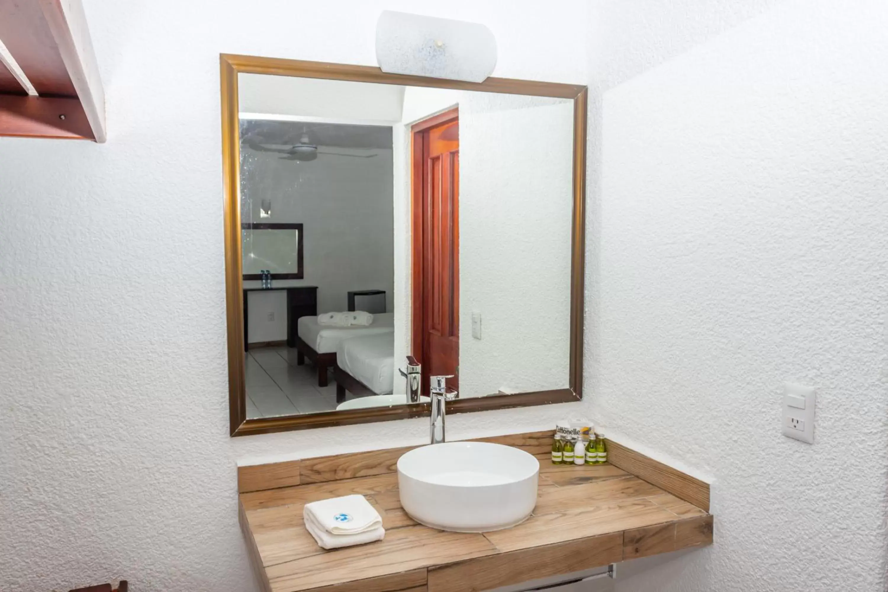 Bathroom in Pelicano Inn Playa del Carmen - Beachfront Hotel