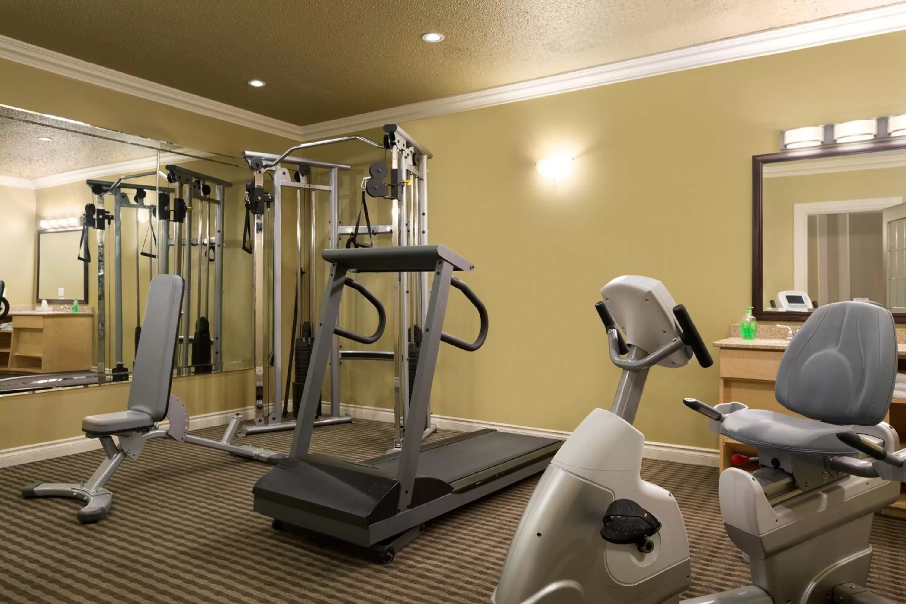 Fitness centre/facilities in Days Inn by Wyndham High Level