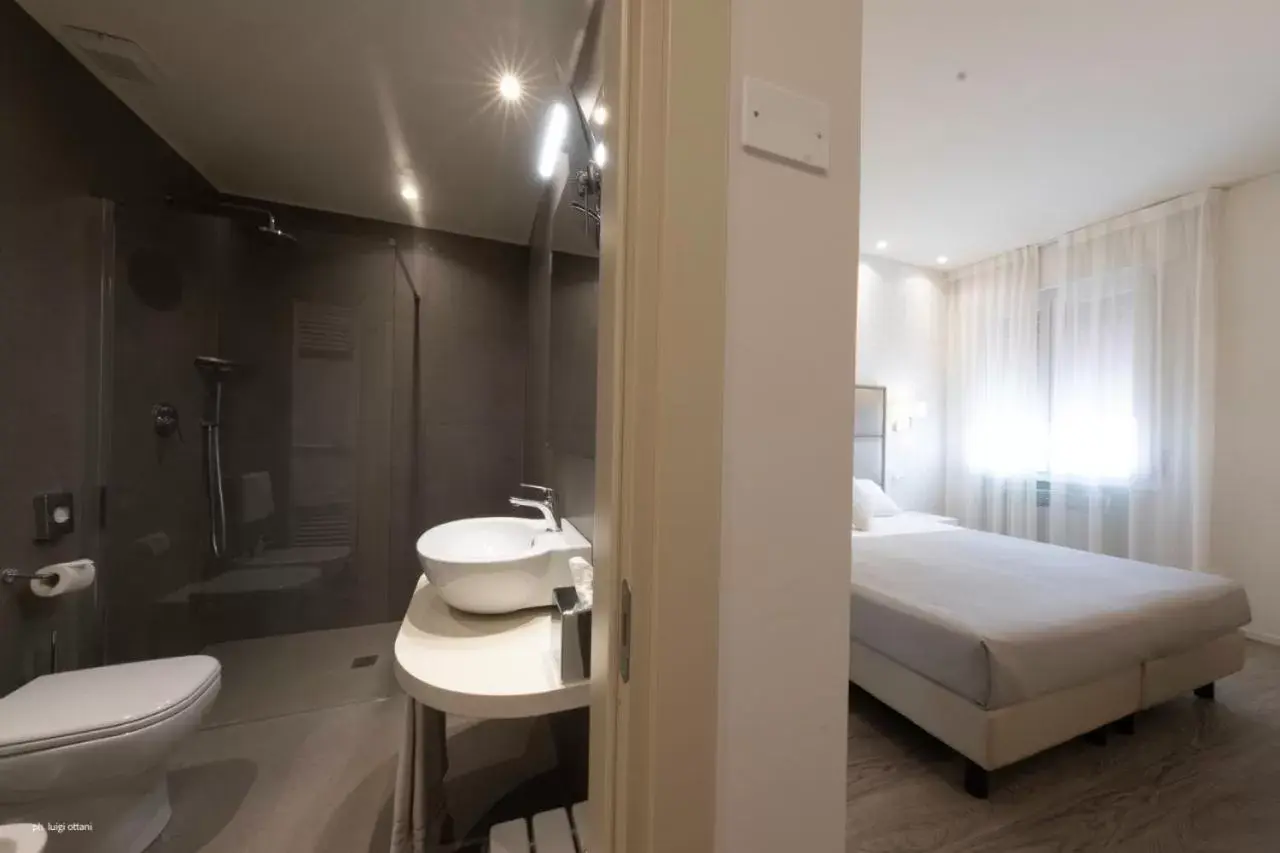 Shower, Bathroom in Hotel Globo