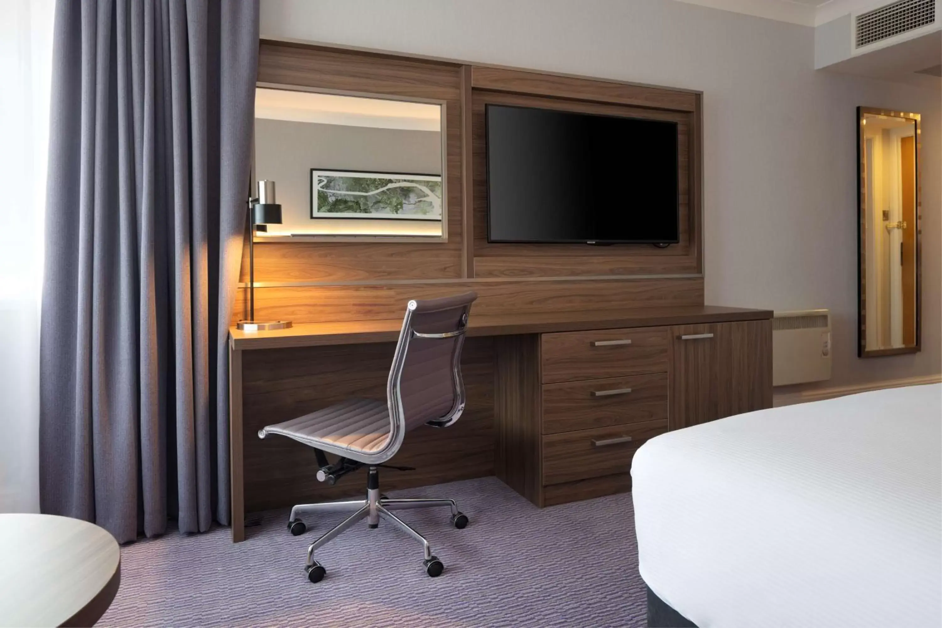 Bedroom, TV/Entertainment Center in DoubleTree by Hilton Edinburgh Airport