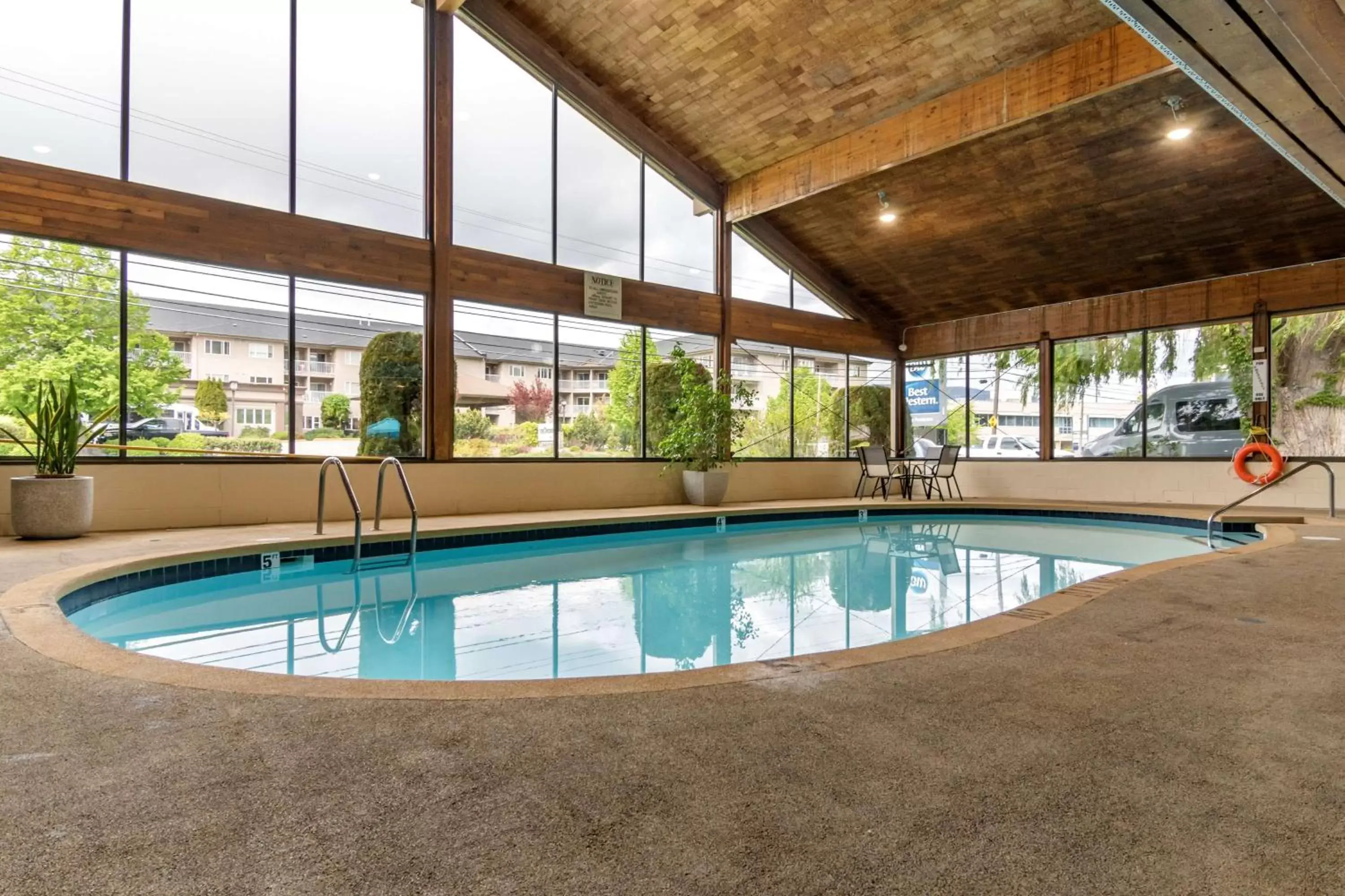 Pool view, Swimming Pool in Best Western Inn at Penticton