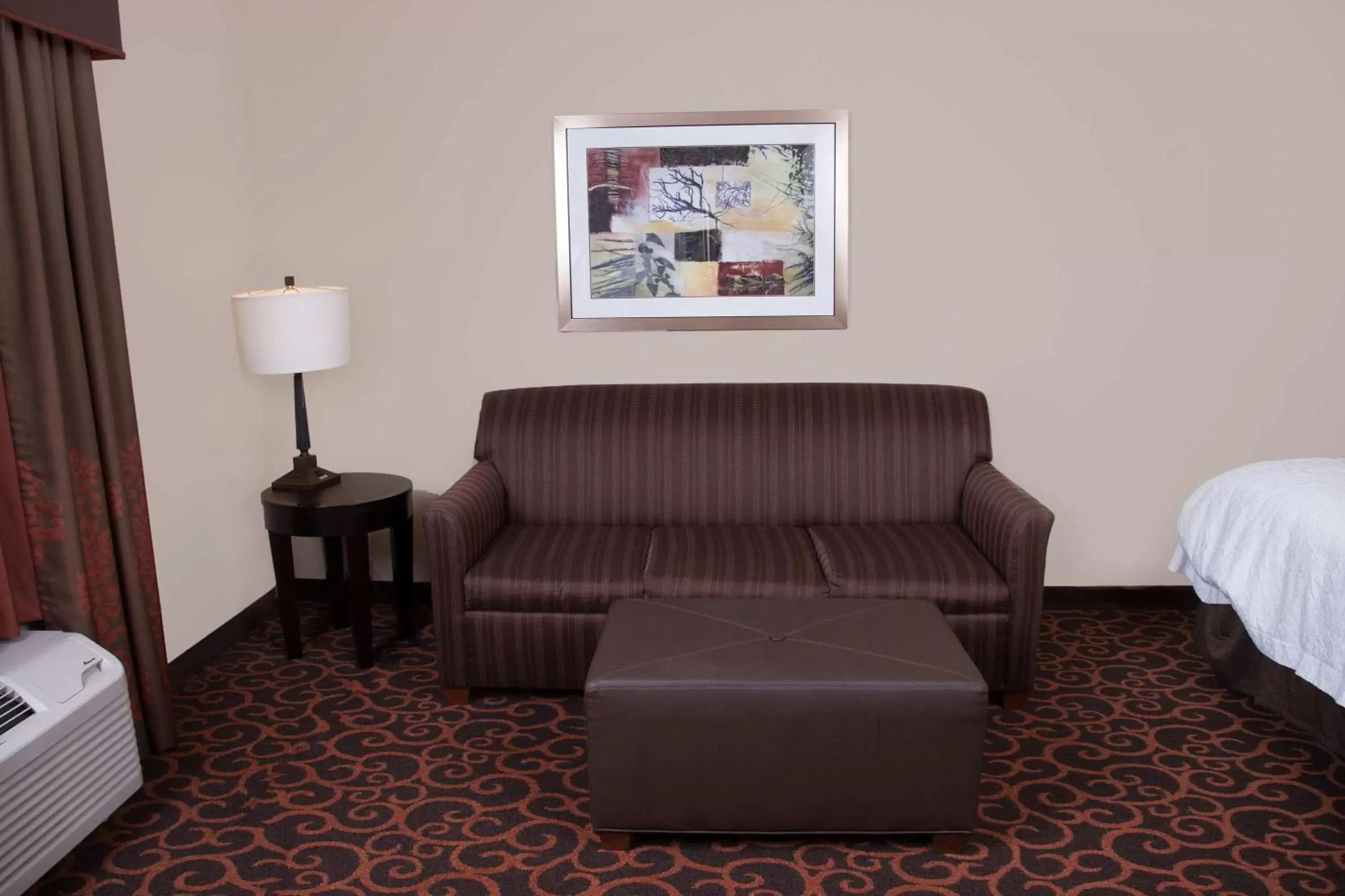 Bed, Seating Area in Hampton Inn & Suites Dickinson ND