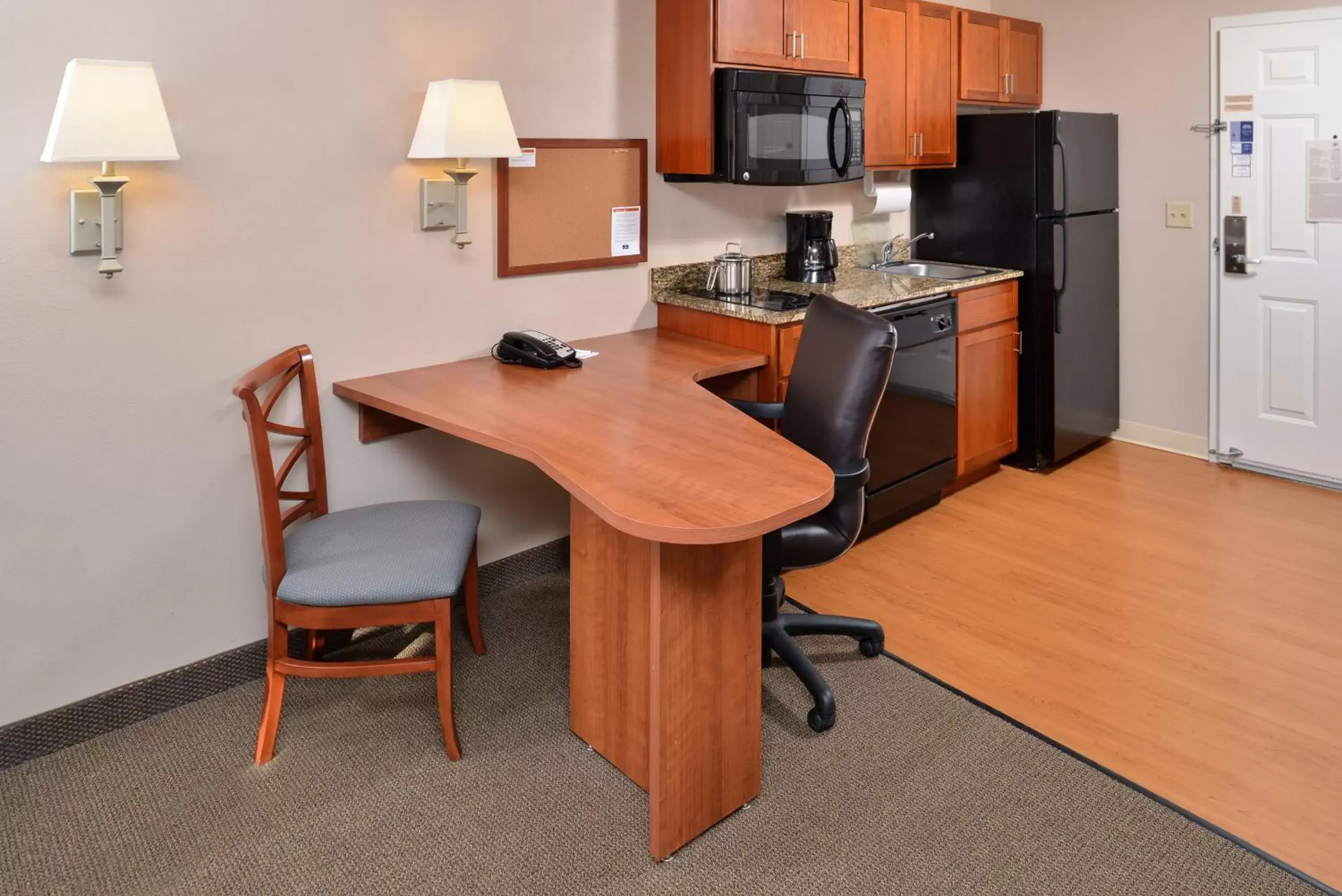 Photo of the whole room, TV/Entertainment Center in Candlewood Suites Williston, an IHG Hotel