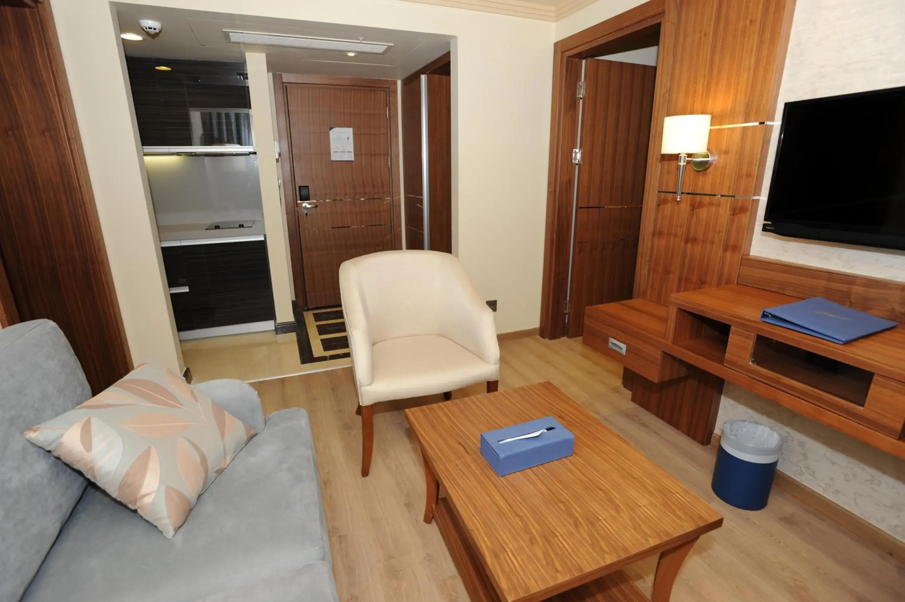 Kitchen or kitchenette, Seating Area in Gems Hotel