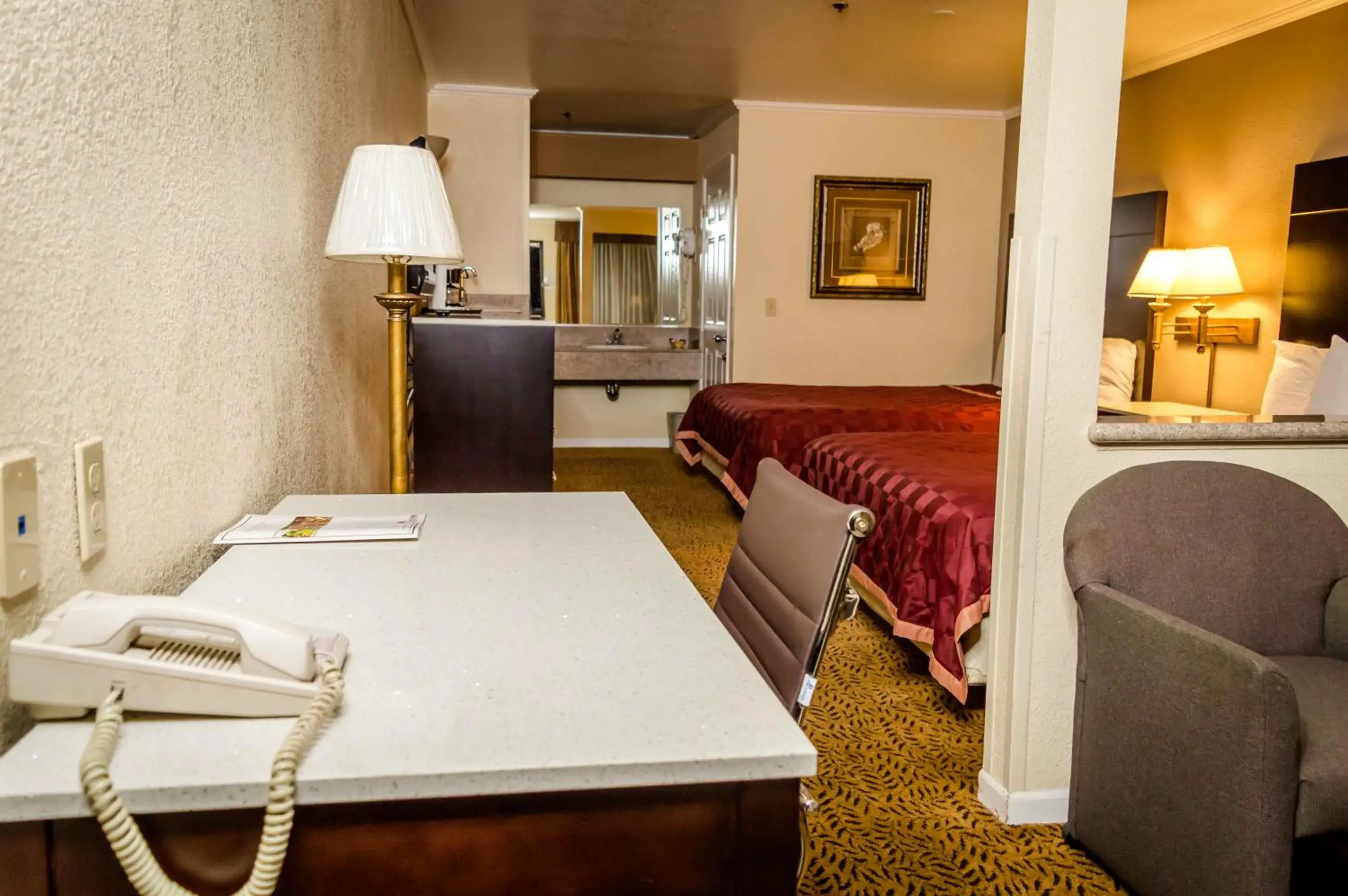 Bedroom, Dining Area in Executive Inn & Suites Sacramento