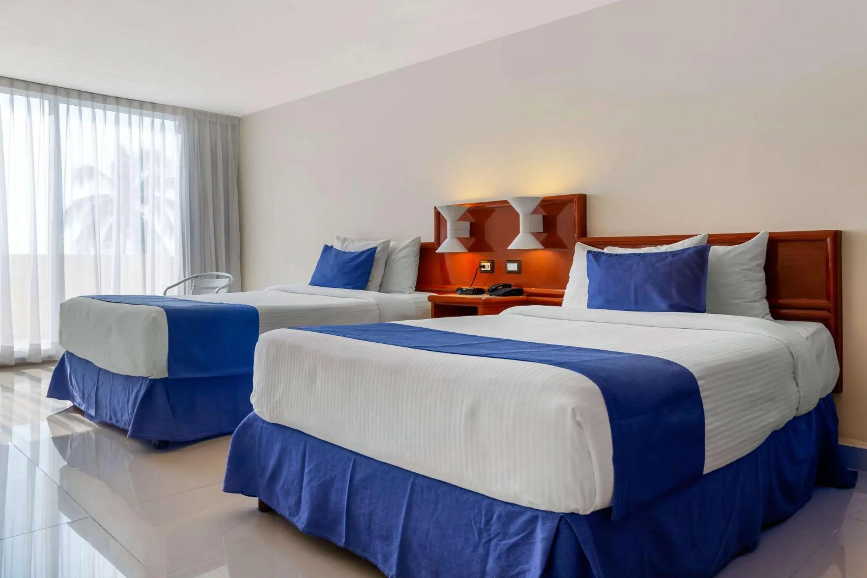 Photo of the whole room, Bed in Comfort Inn Veracruz
