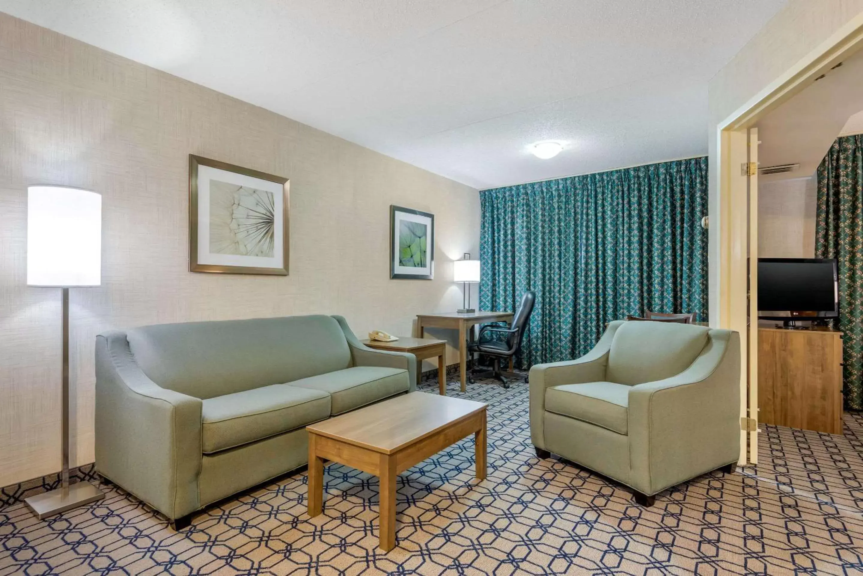 Bedroom, Seating Area in Quality Suites Whitby