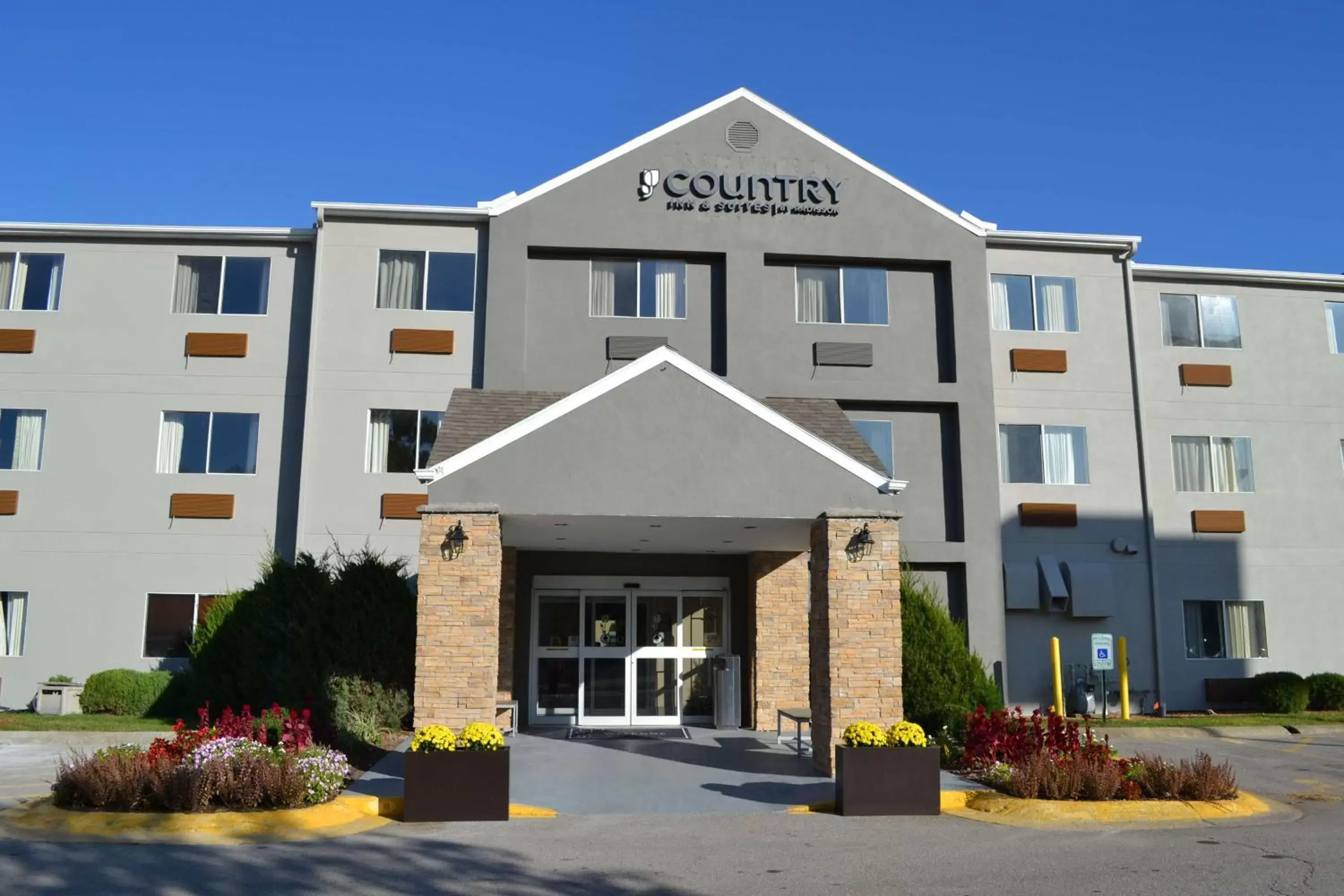 Property Building in Country Inn & Suites by Radisson, Fairview Heights, IL