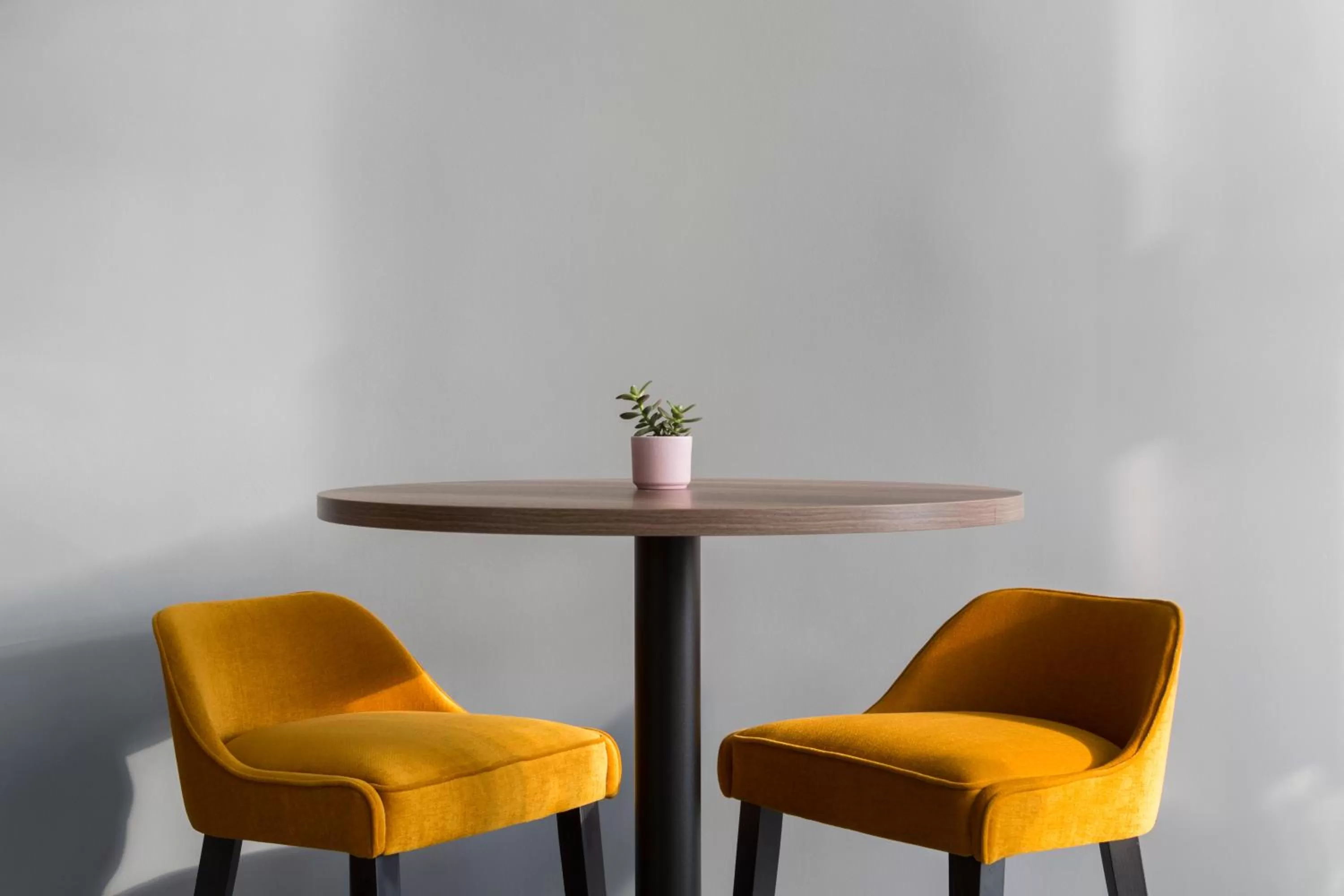 Lounge or bar in voco Milan-Fiere by IHG