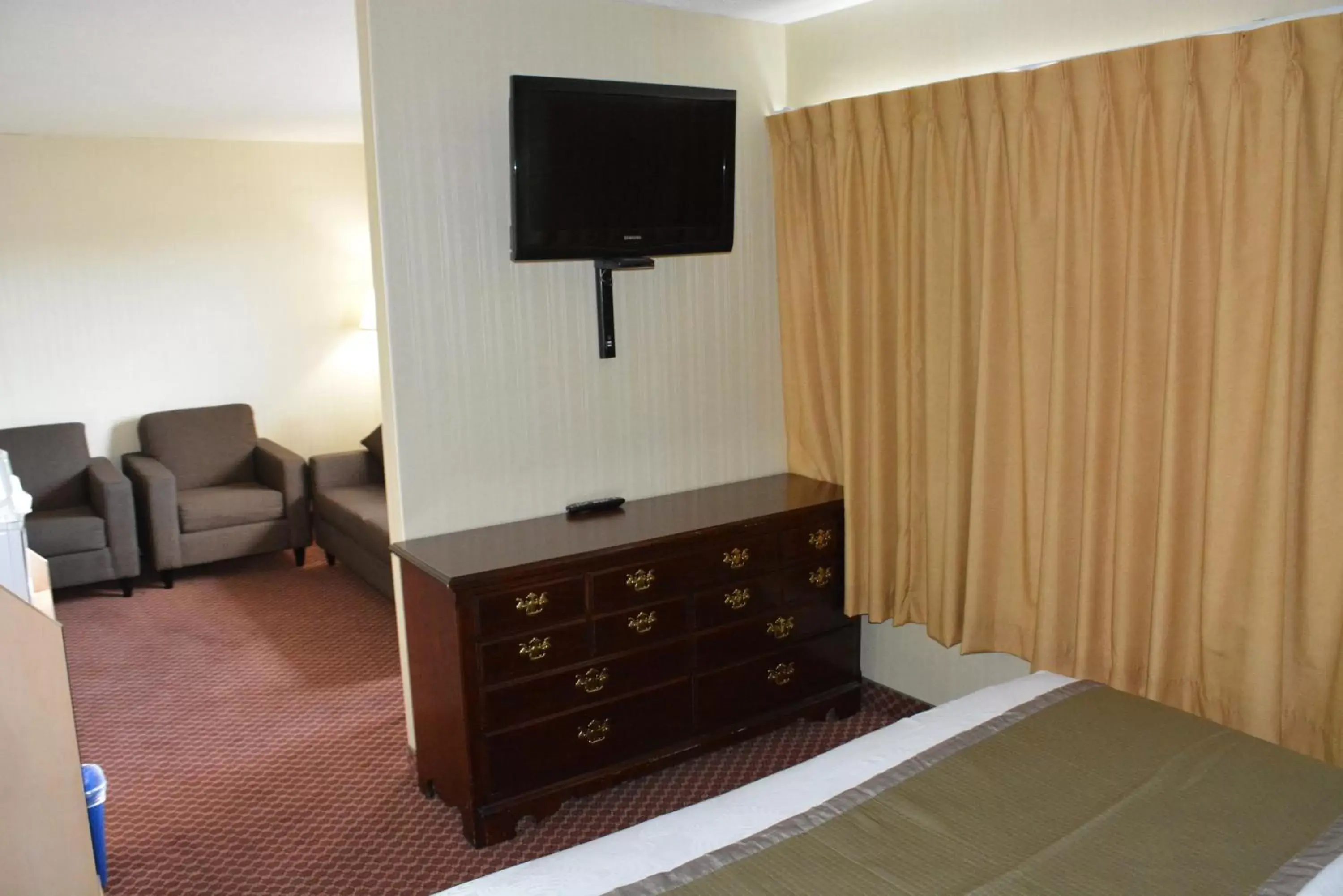 Bedroom, TV/Entertainment Center in Travelodge by Wyndham Lethbridge