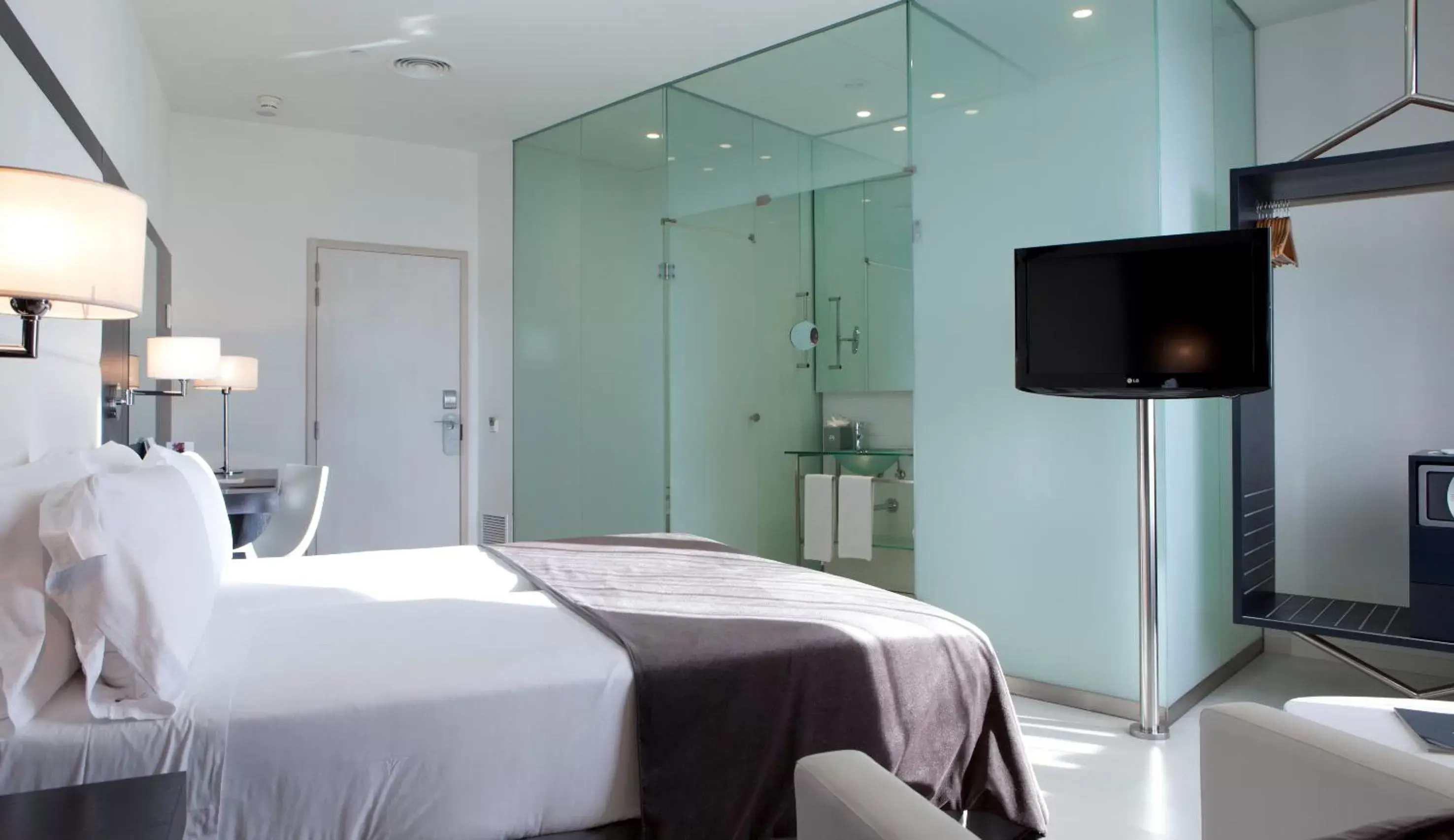 Bathroom, Bed in Hotel Porta Fira 4* Sup