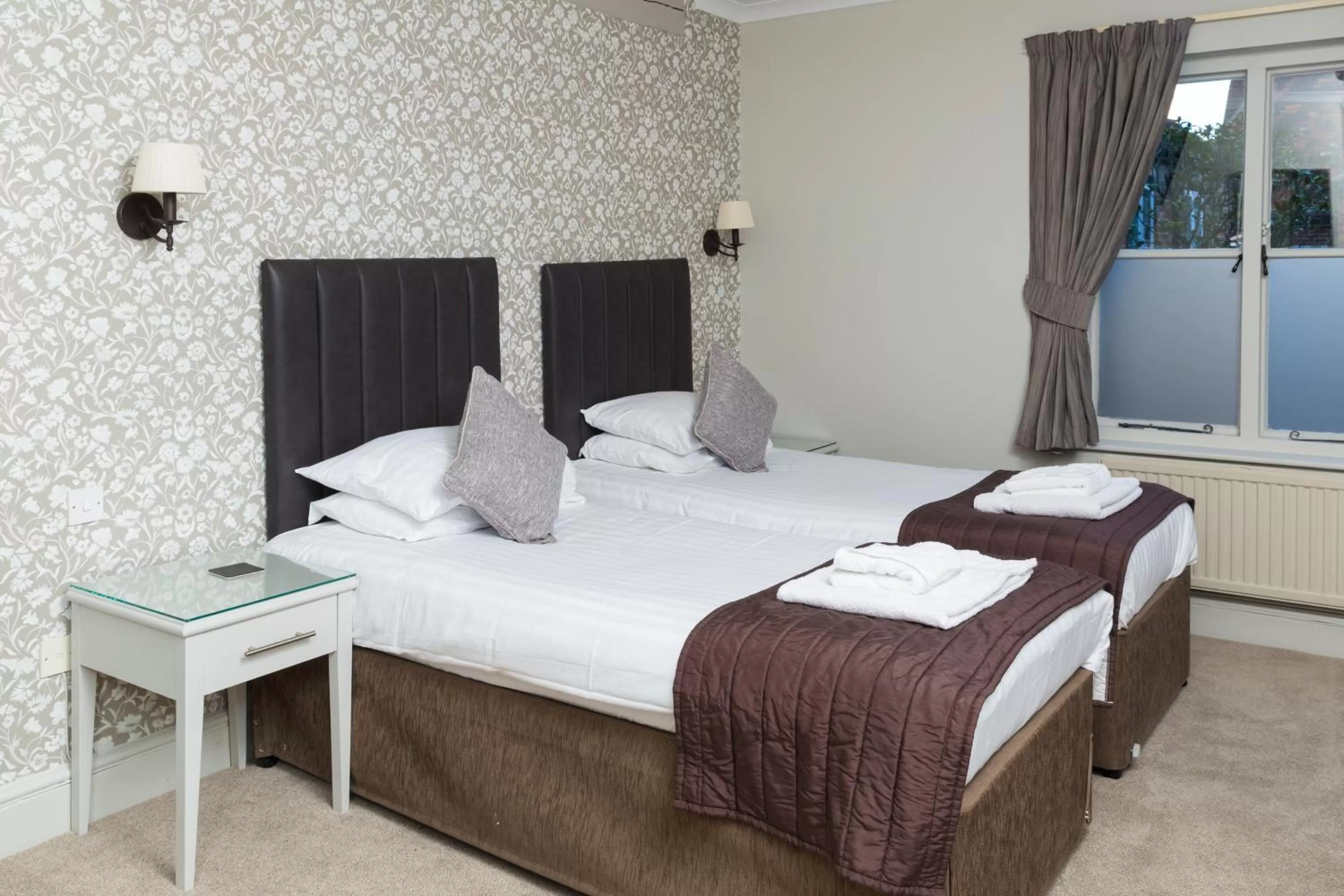 Bedroom, Bed in The Dog & Bear Hotel