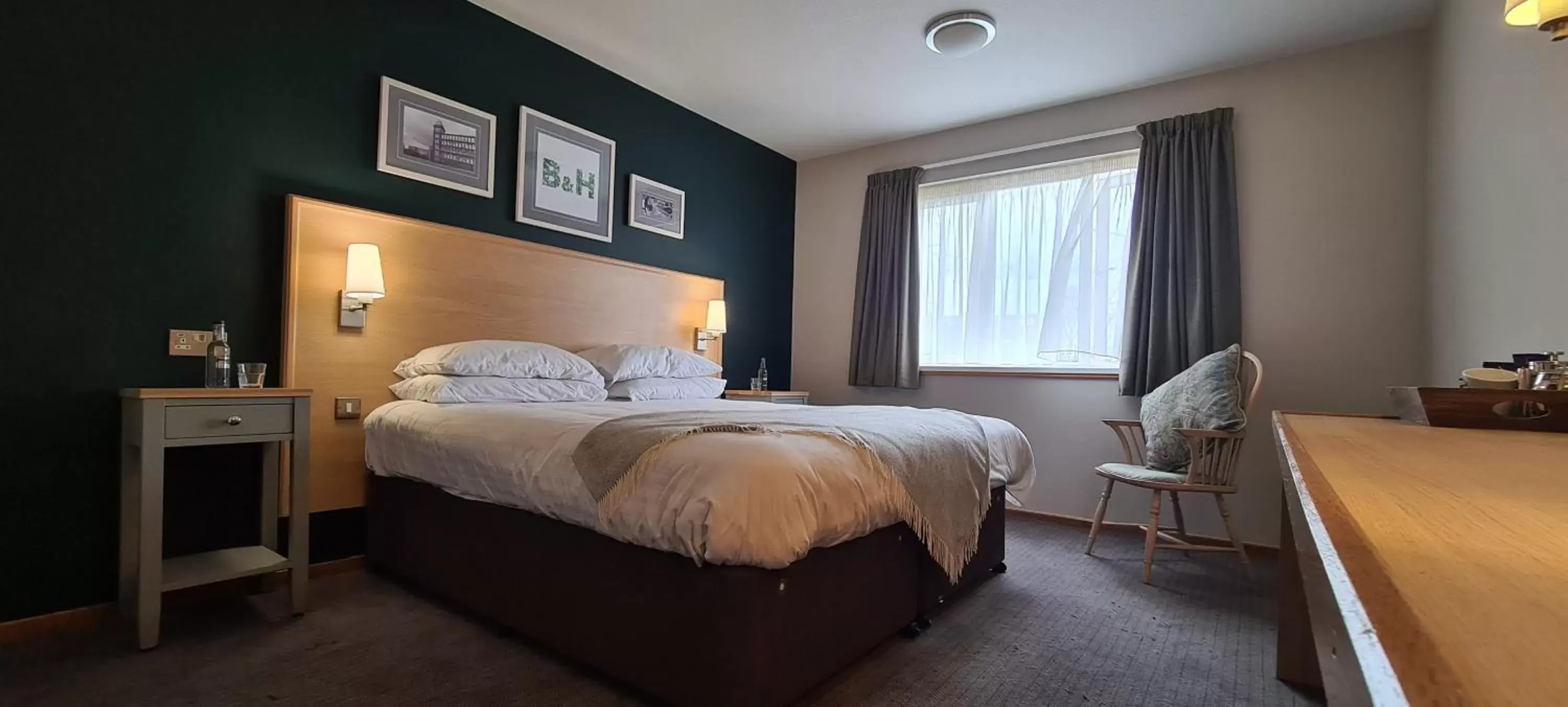 Bedroom, Bed in Boat & Horses Inn