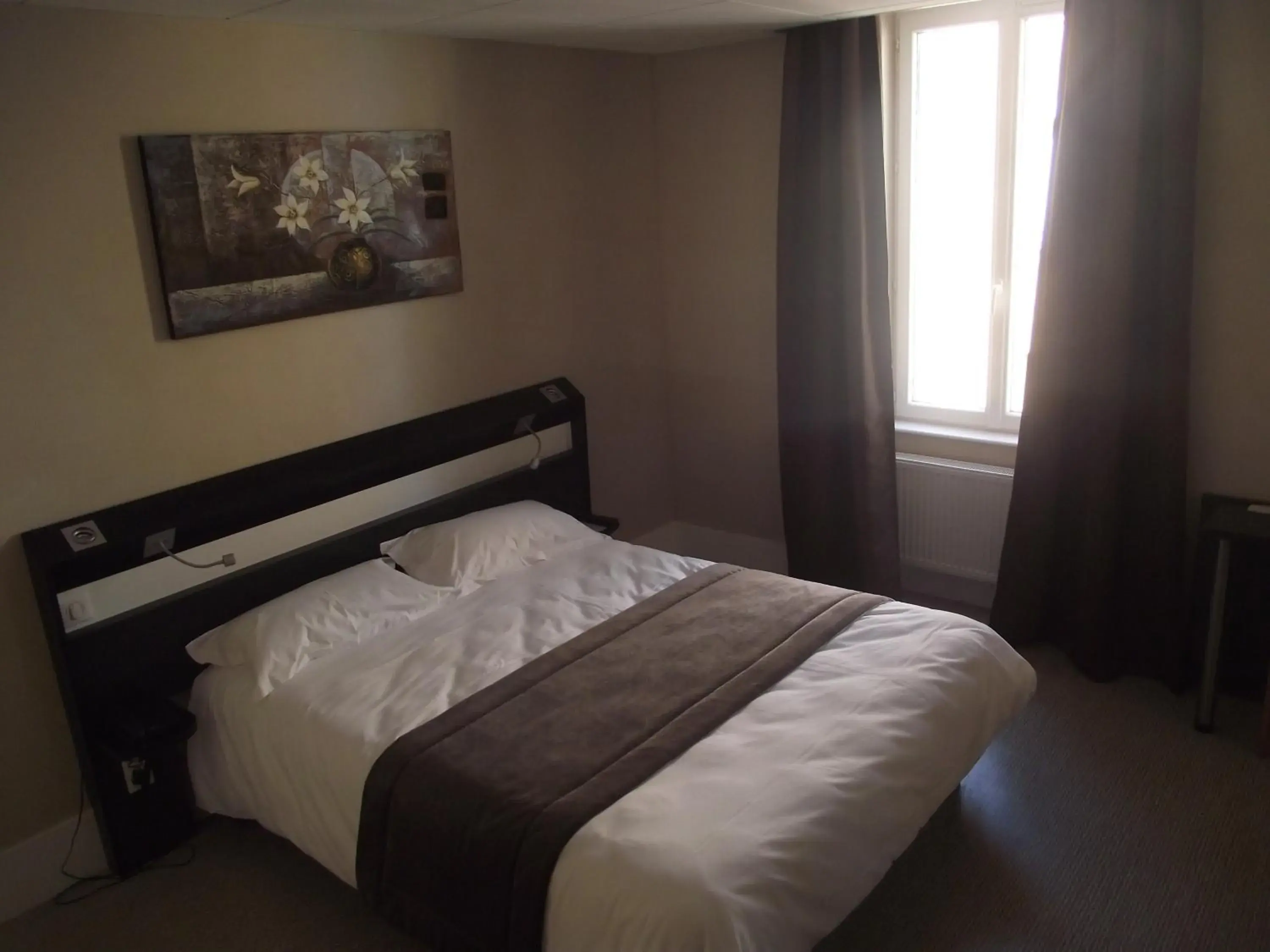 Bed in Logis Hotel des Bourbons