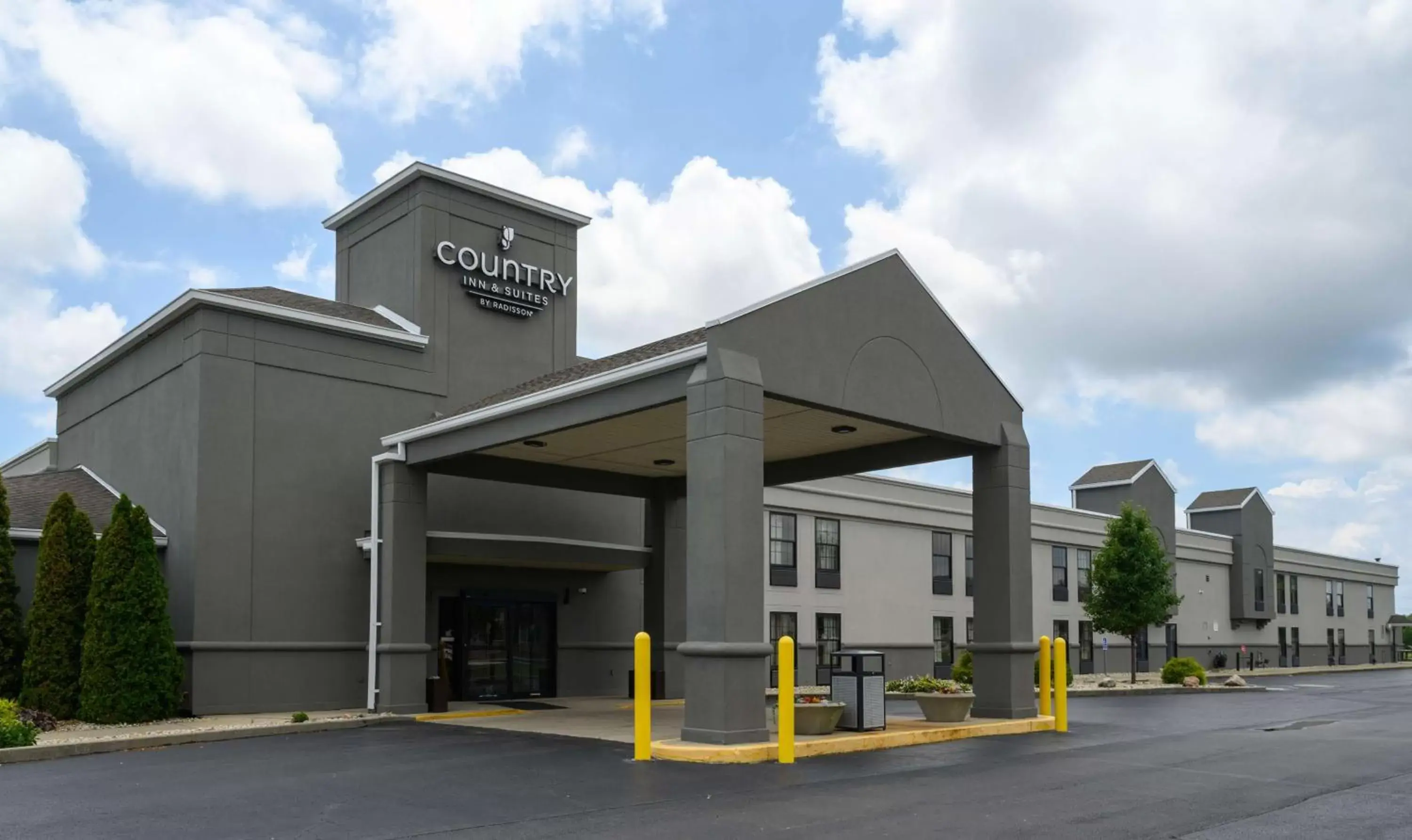 Property Building in Country Inn & Suites by Radisson, Greenfield, IN