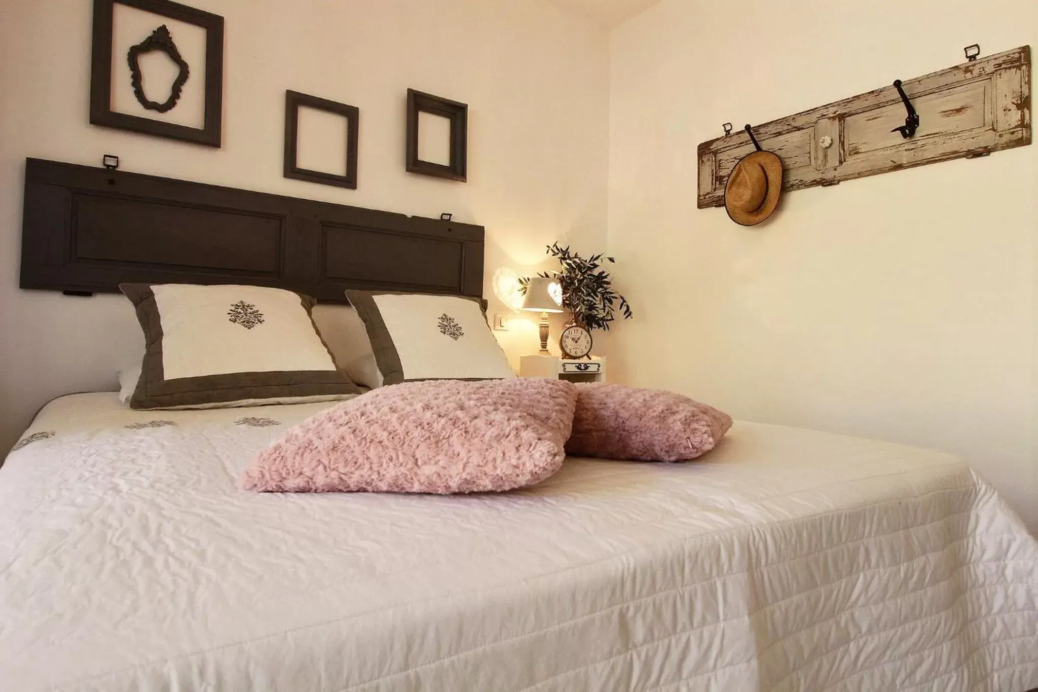 Photo of the whole room, Bed in La Villa Aux Oliviers