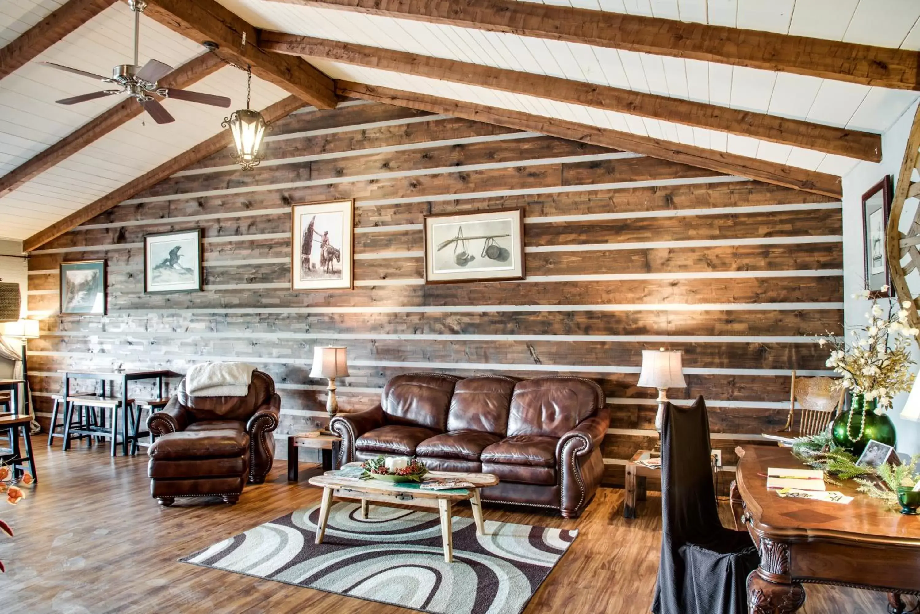 Communal lounge/ TV room, Seating Area in Cliff Dwellers Inn