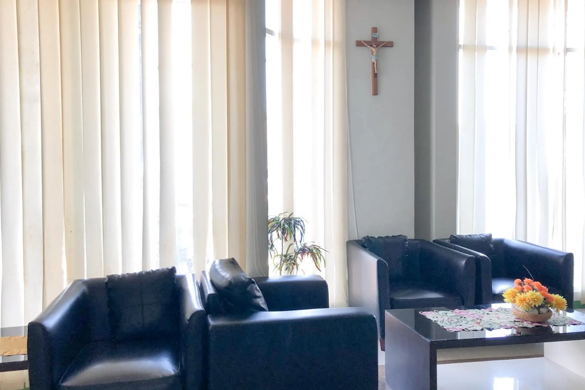 Lobby or reception in RedDoorz near Pantai Pede