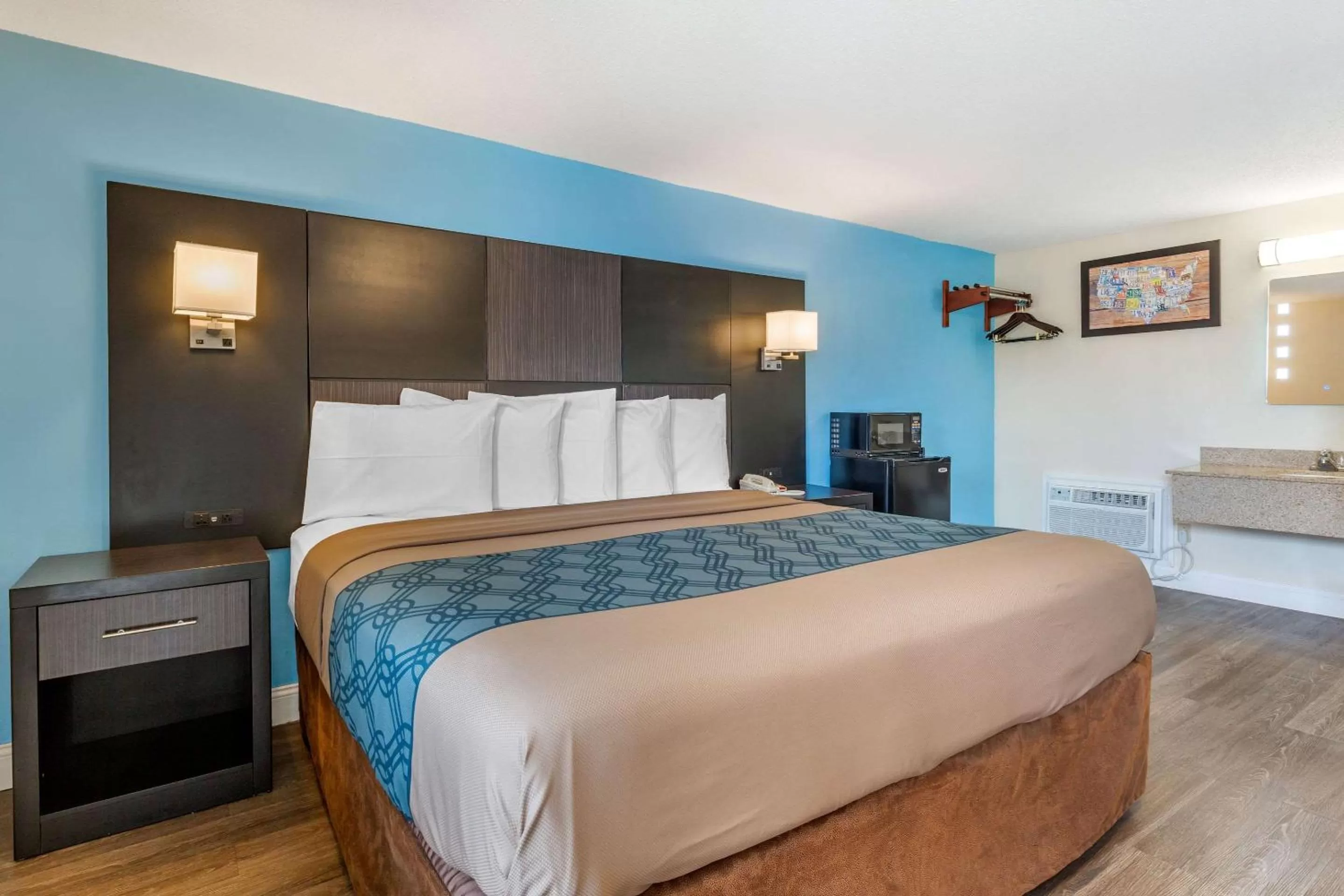 Photo of the whole room, Bed in Econo Lodge West Yarmouth on Cape Cod