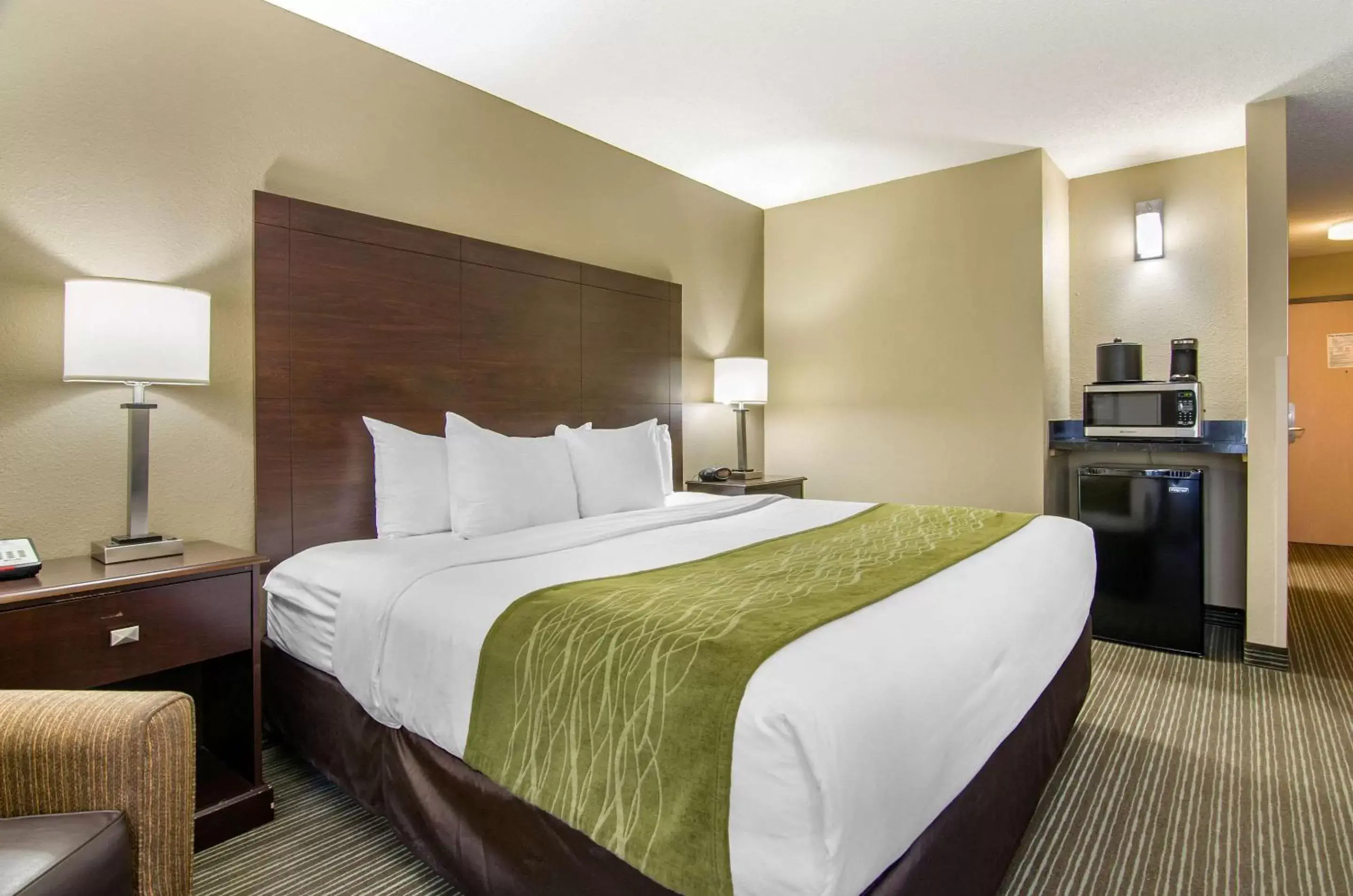 Bedroom, Bed in Comfort Inn & Suites Near Worlds of Fun