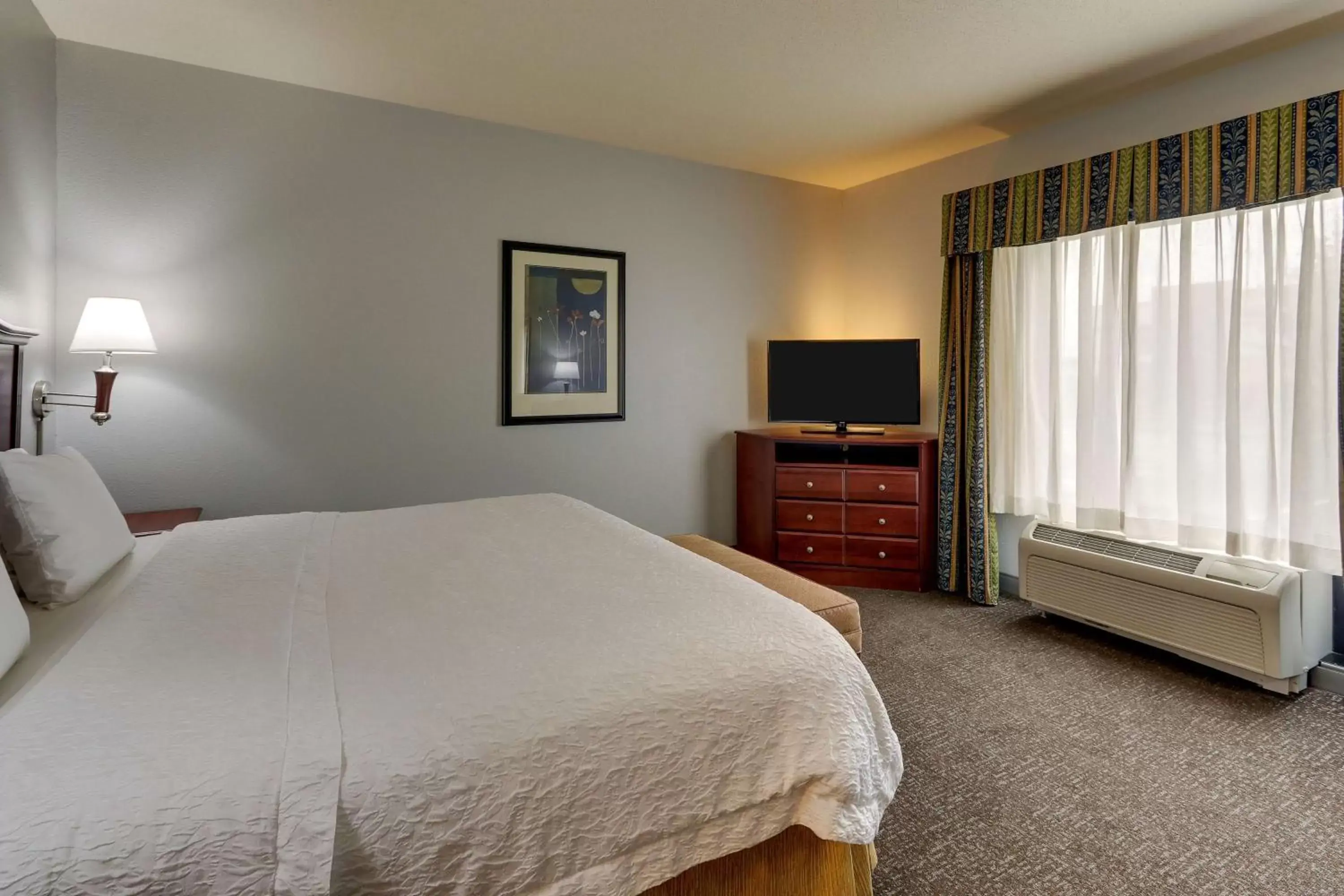 Bedroom, Bed in Hampton Inn & Suites Indianapolis-Airport