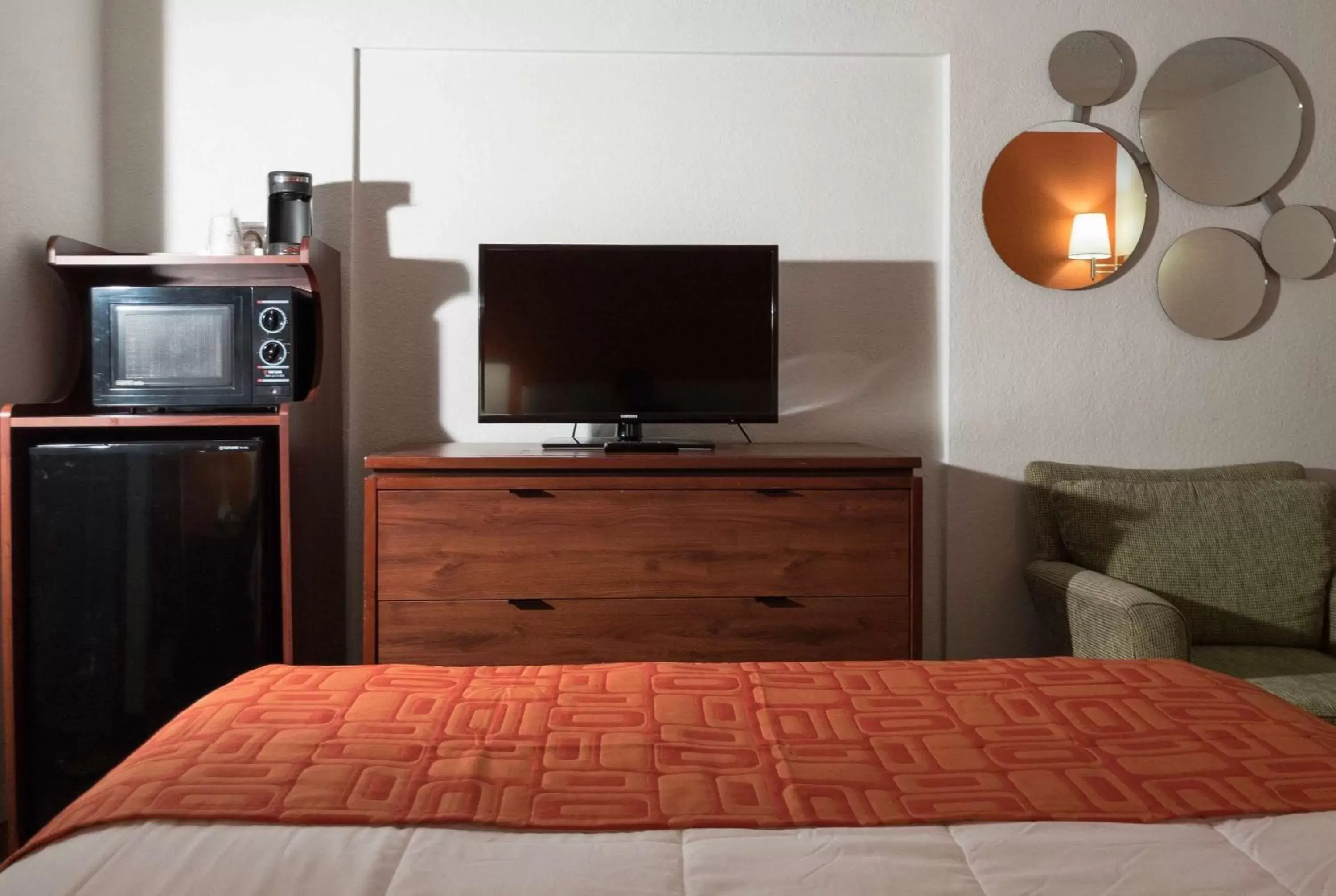 Photo of the whole room, Bed in Howard Johnson by Wyndham Waukegan Great Lakes Photo of the whole room, Bed in Howard Johnson by Wyndham Waukegan Great Lakes