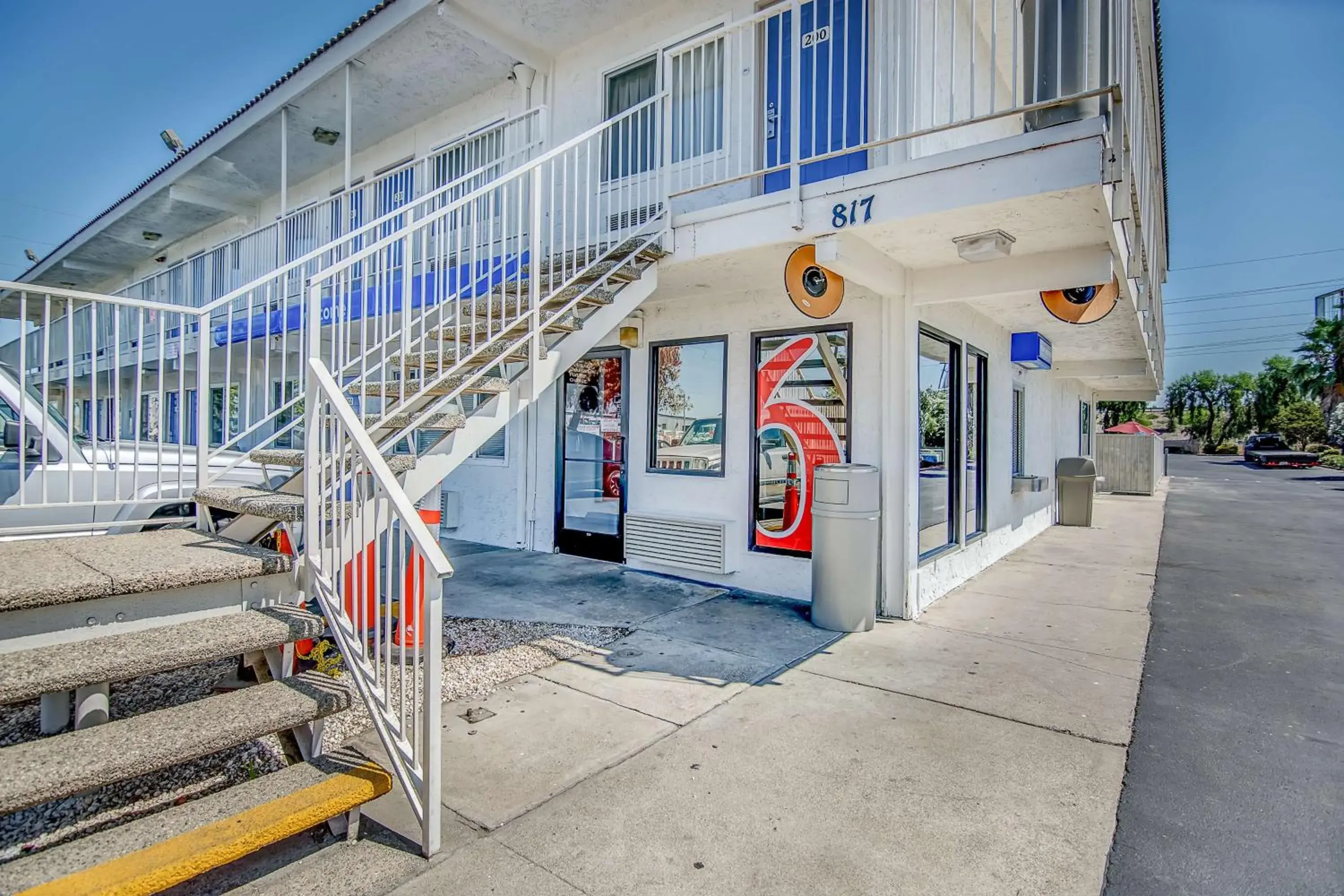 Property building, Patio/Outdoor Area in Motel 6-Stockton, CA - Charter Way West