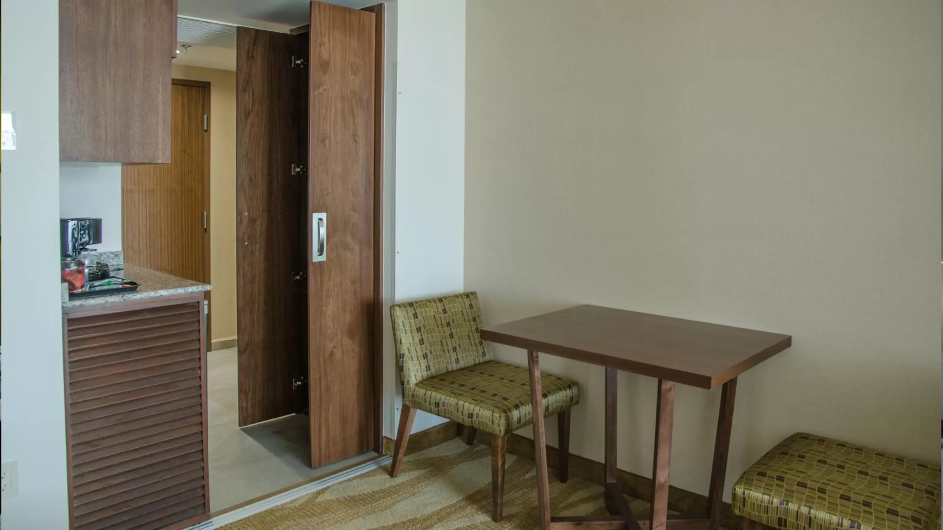 Photo of the whole room, Dining Area in Holiday Inn Express and Suites Celaya, an IHG Hotel