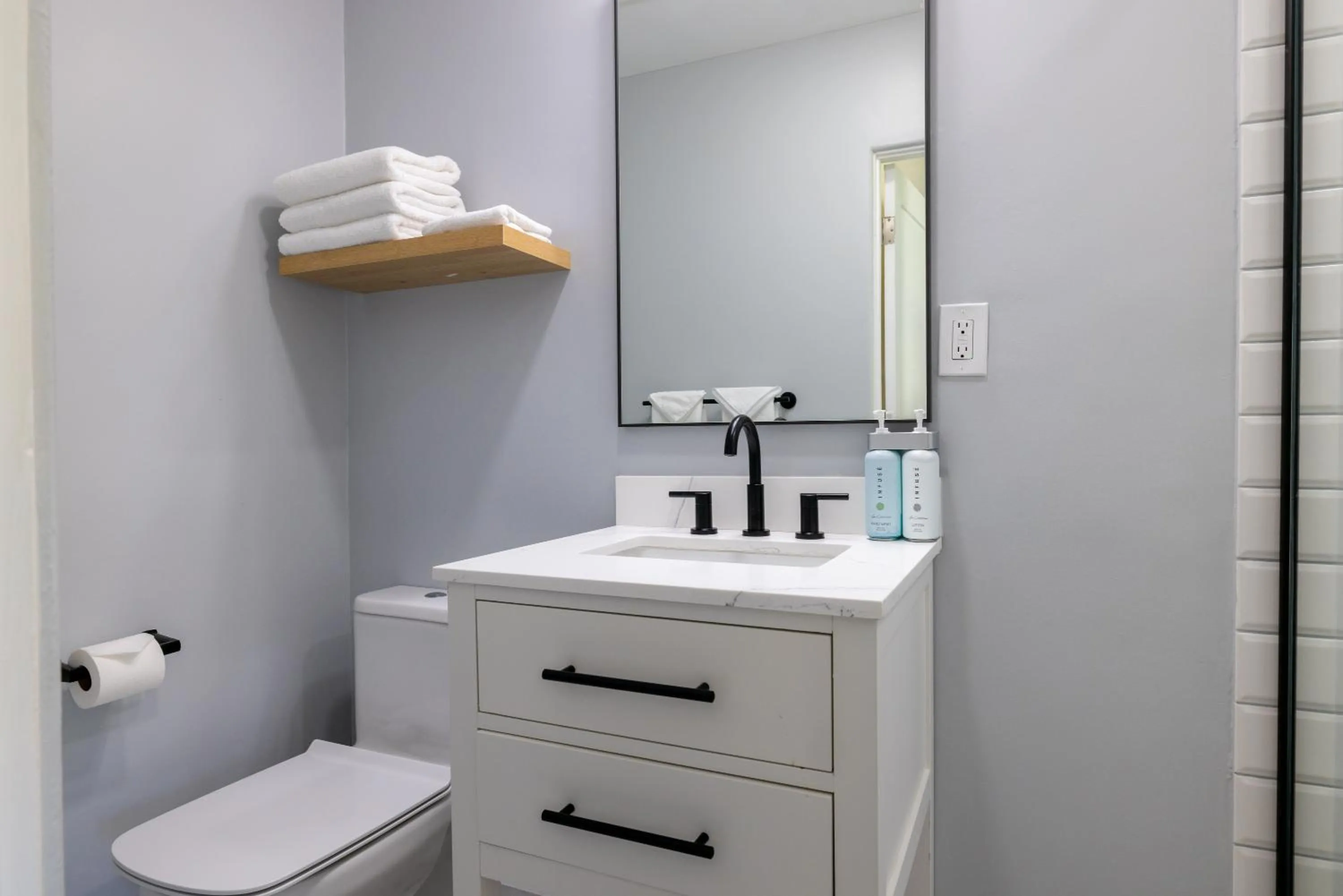 Bathroom in Tides Oceanview Inn and Cottages