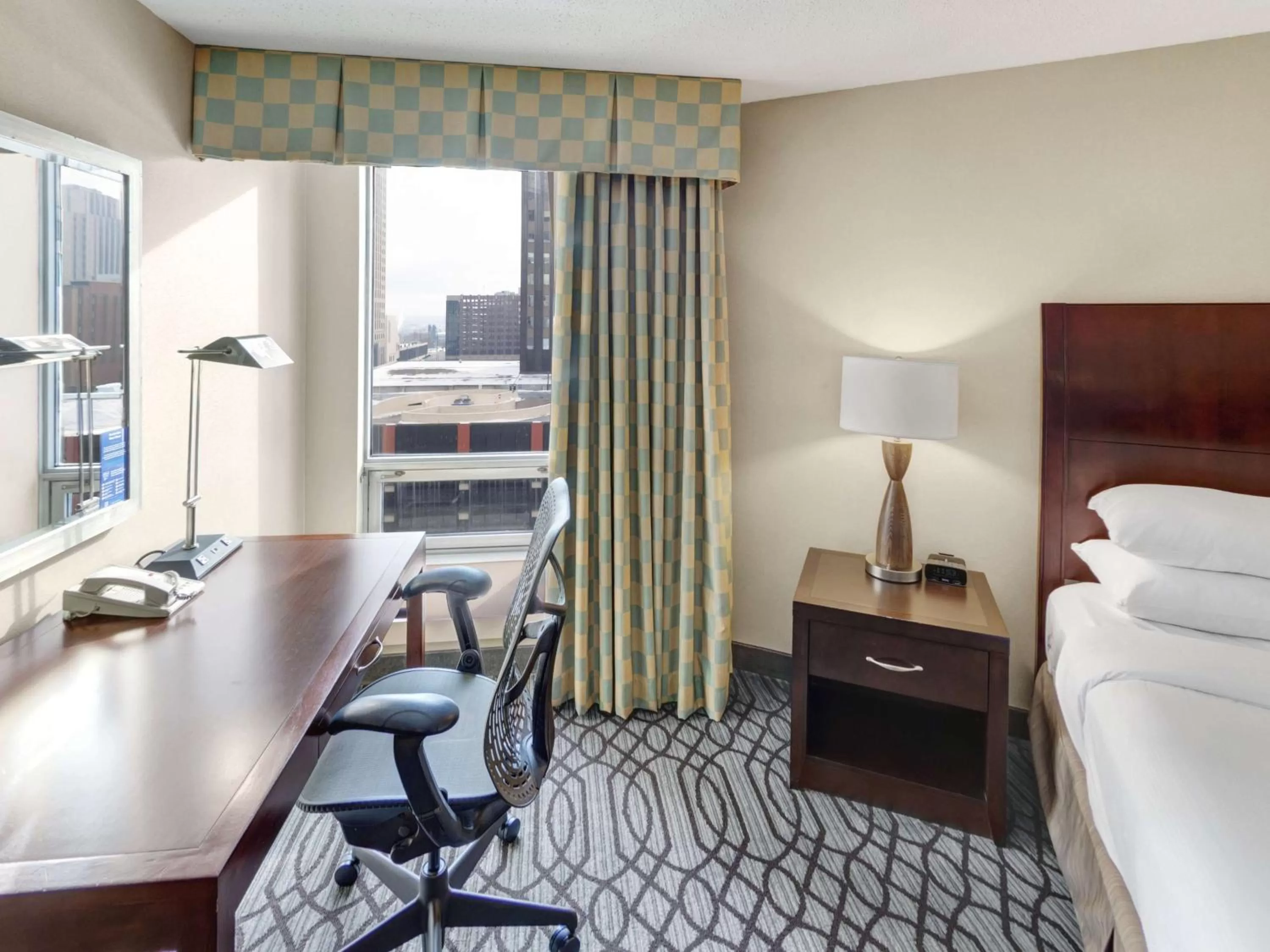 Bedroom, Bed in DoubleTree by Hilton St Paul Downtown