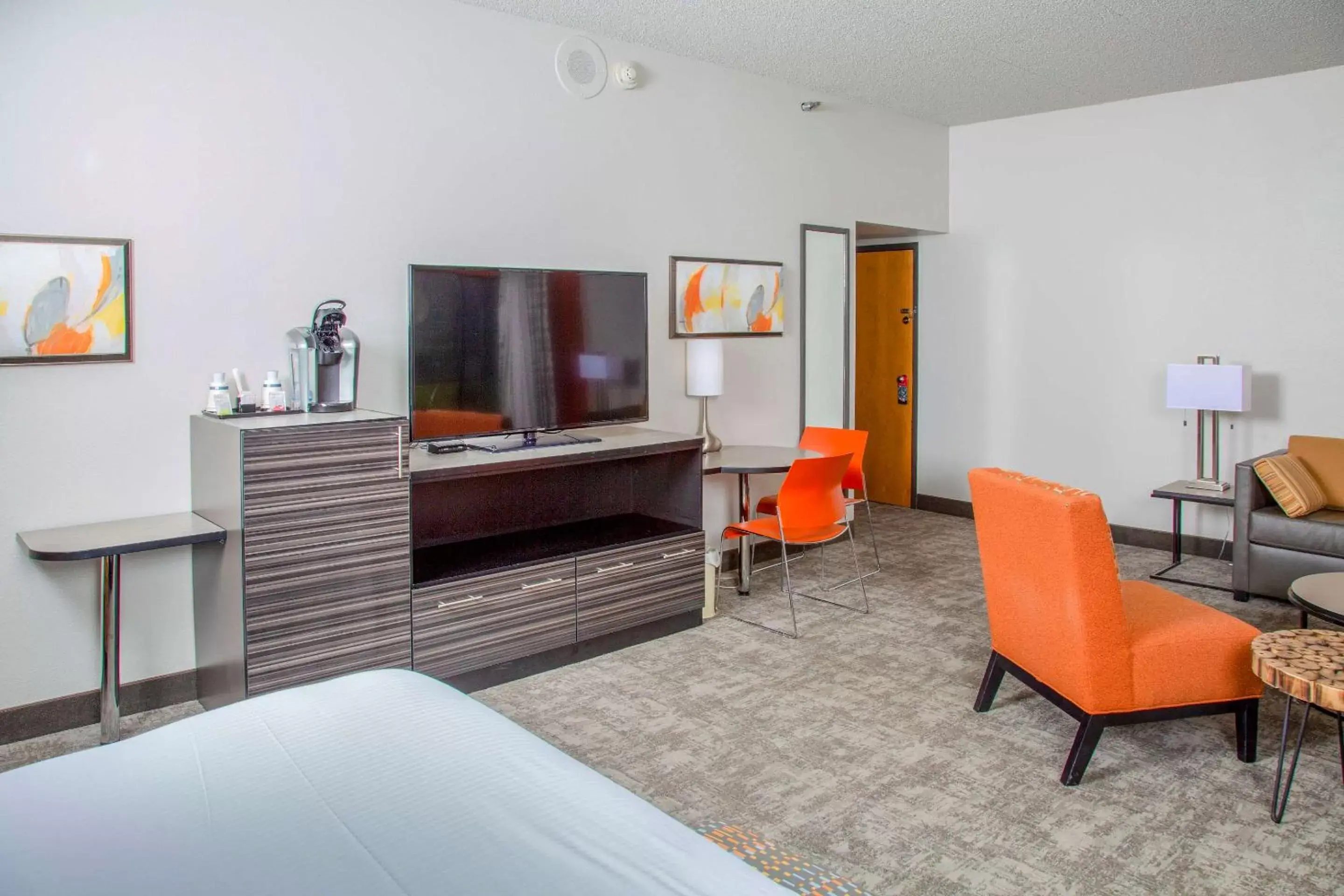 Bedroom, TV/Entertainment Center in Hells Canyon Grand Hotel, an Ascend Hotel Collection Member